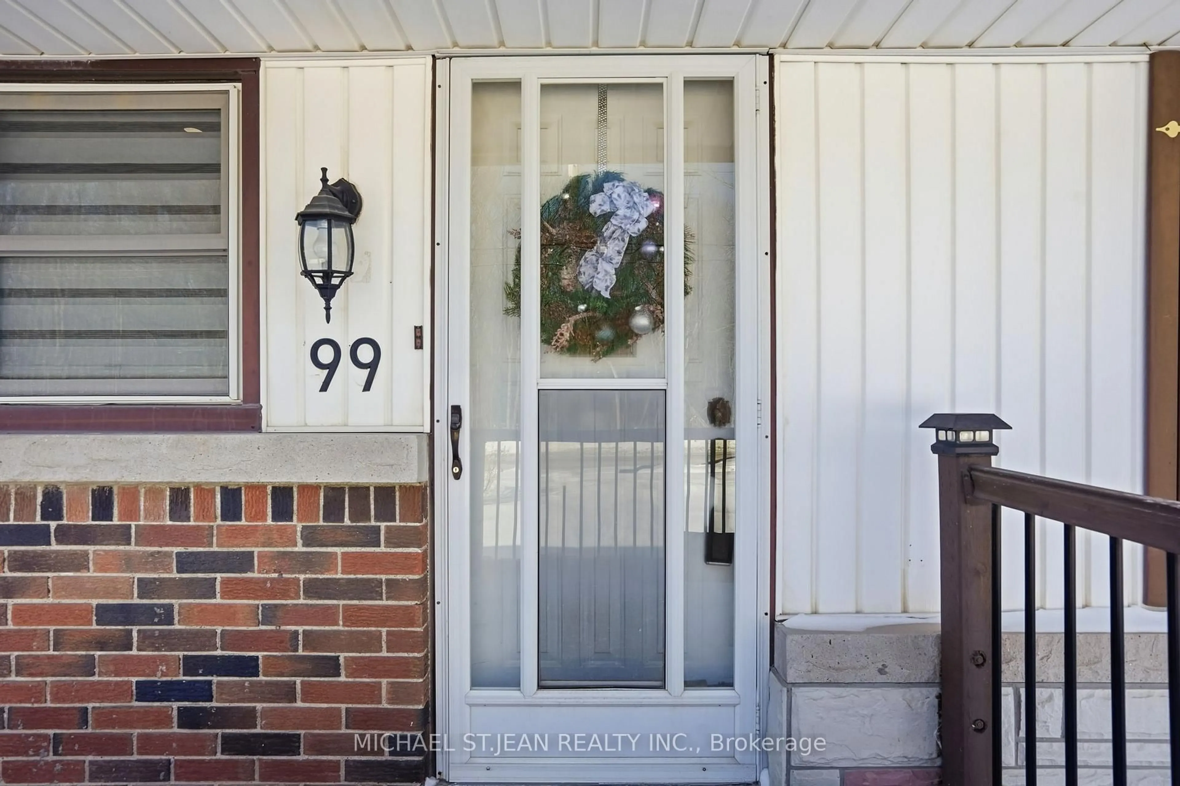 Indoor entryway for 99 Forks Rd, Welland Ontario L3B 5K4