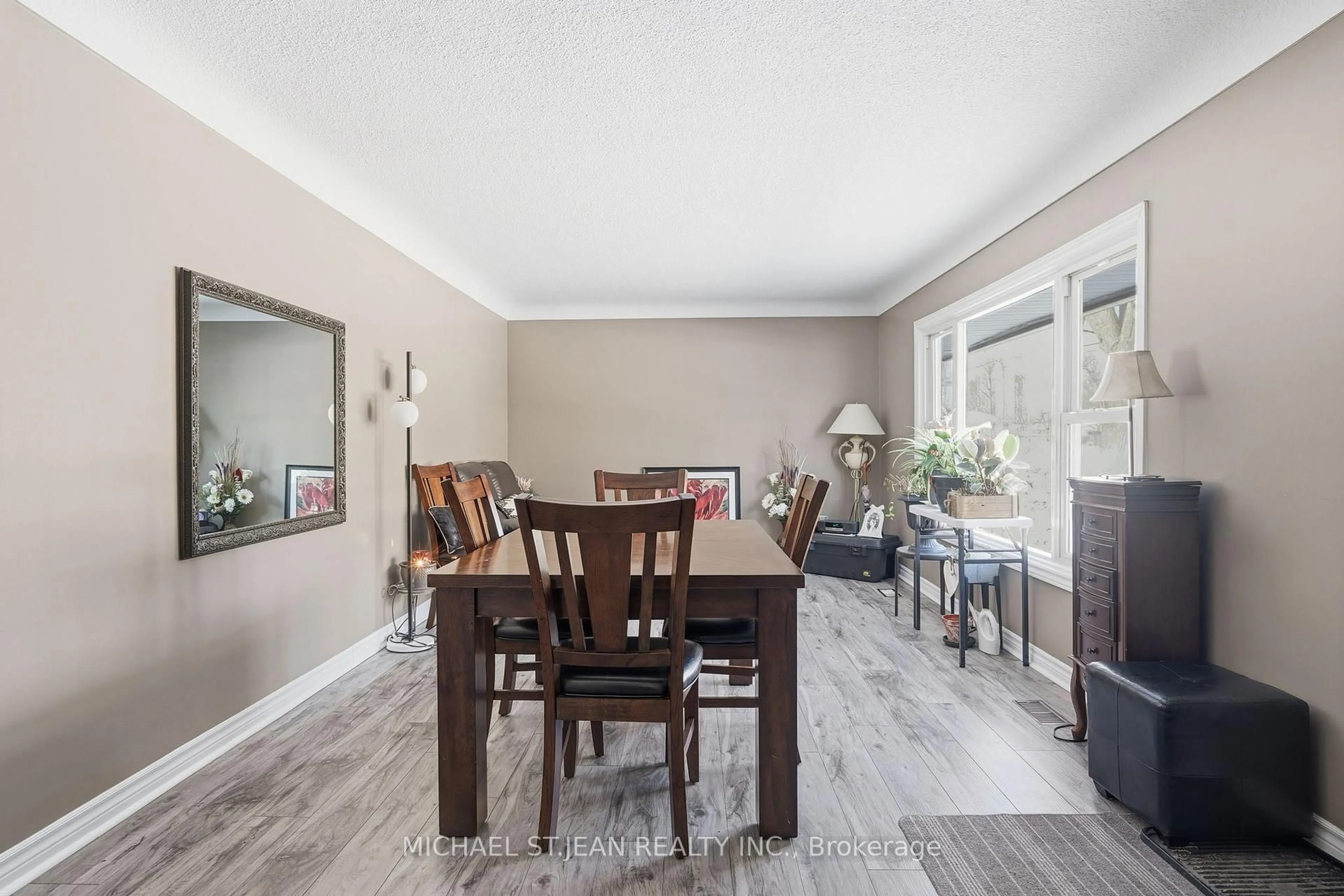 Dining room, wood/laminate floor for 99 Forks Rd, Welland Ontario L3B 5K4
