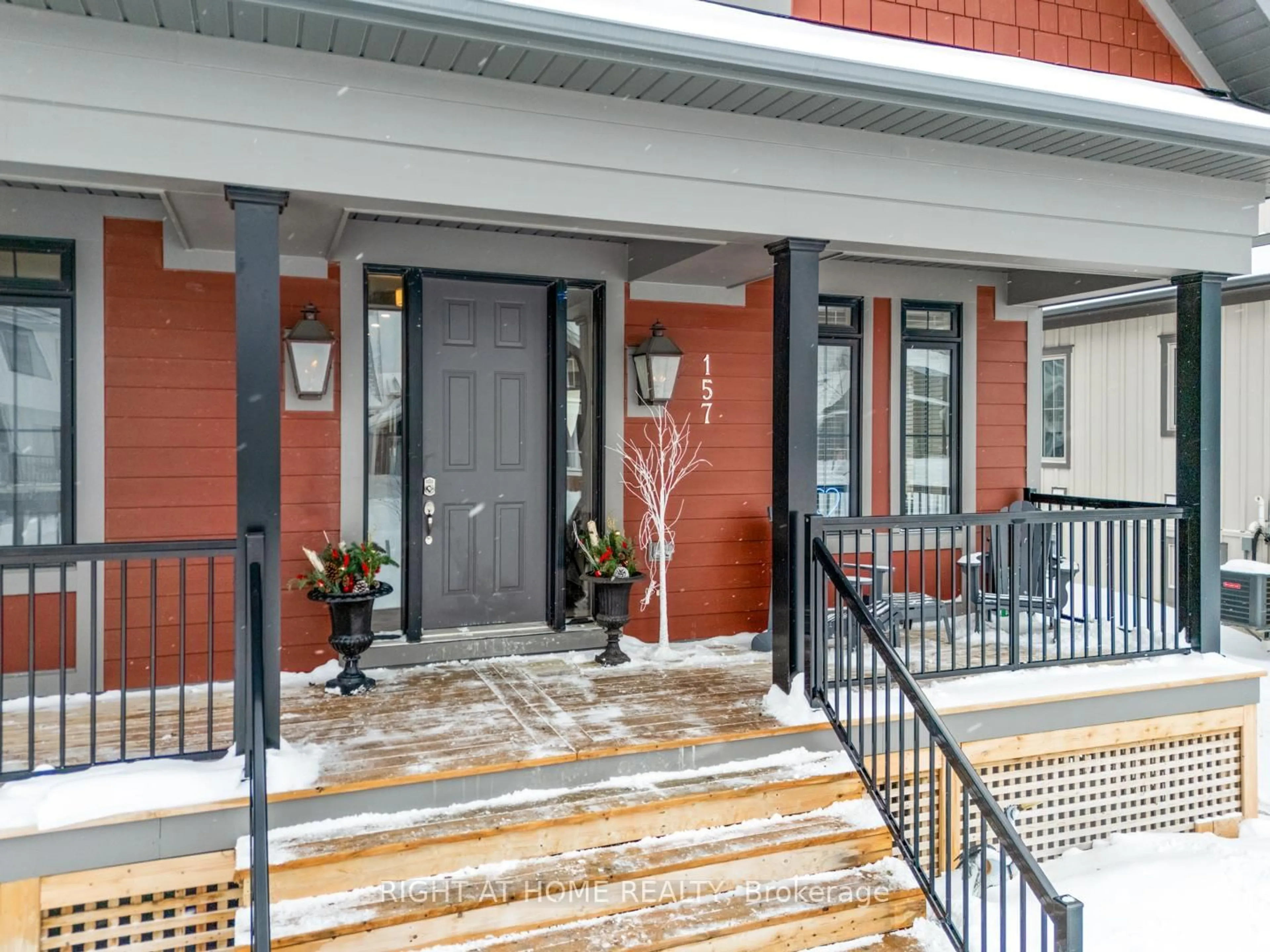 Indoor entryway for 157 Courtland St, Blue Mountains Ontario L9Y 5L7