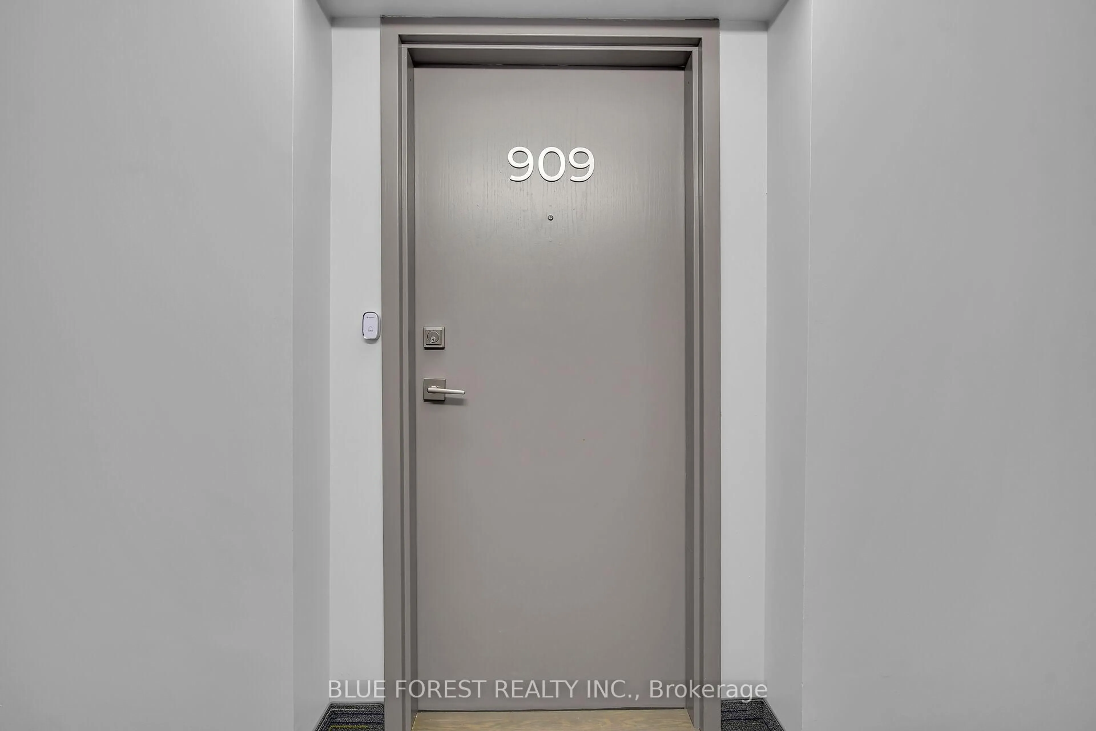 Indoor foyer for 127 Belmont Dr #909, London South Ontario N6J 4J7