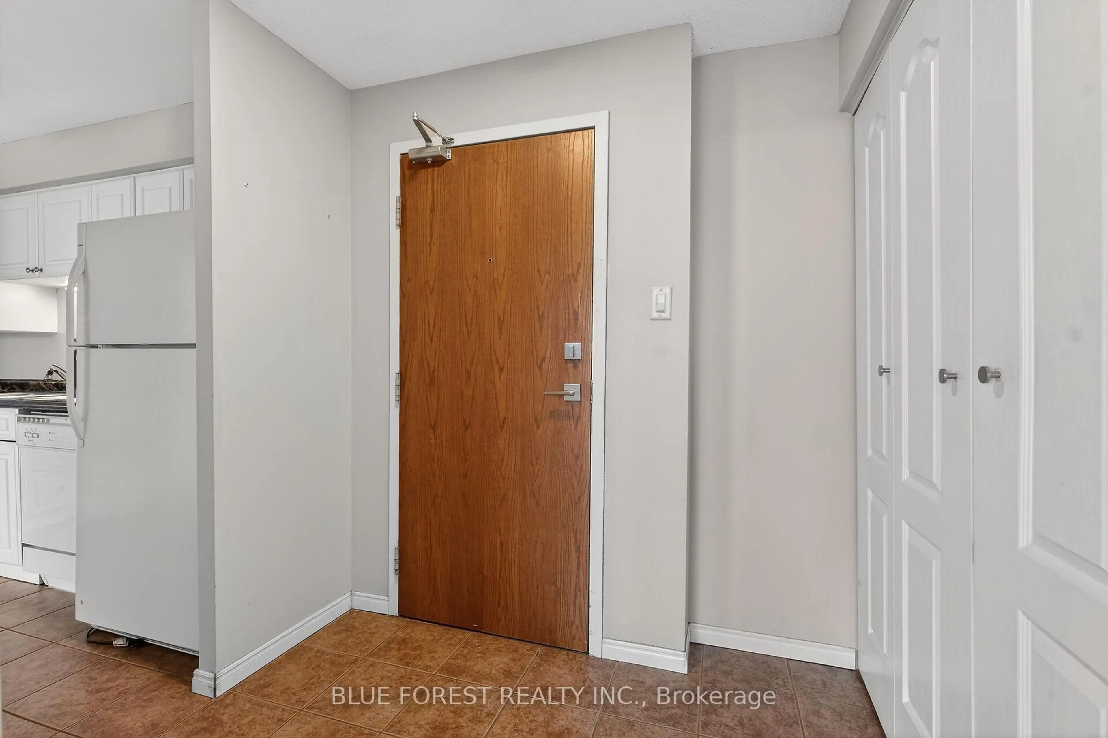 Indoor entryway for 127 Belmont Dr #909, London South Ontario N6J 4J7