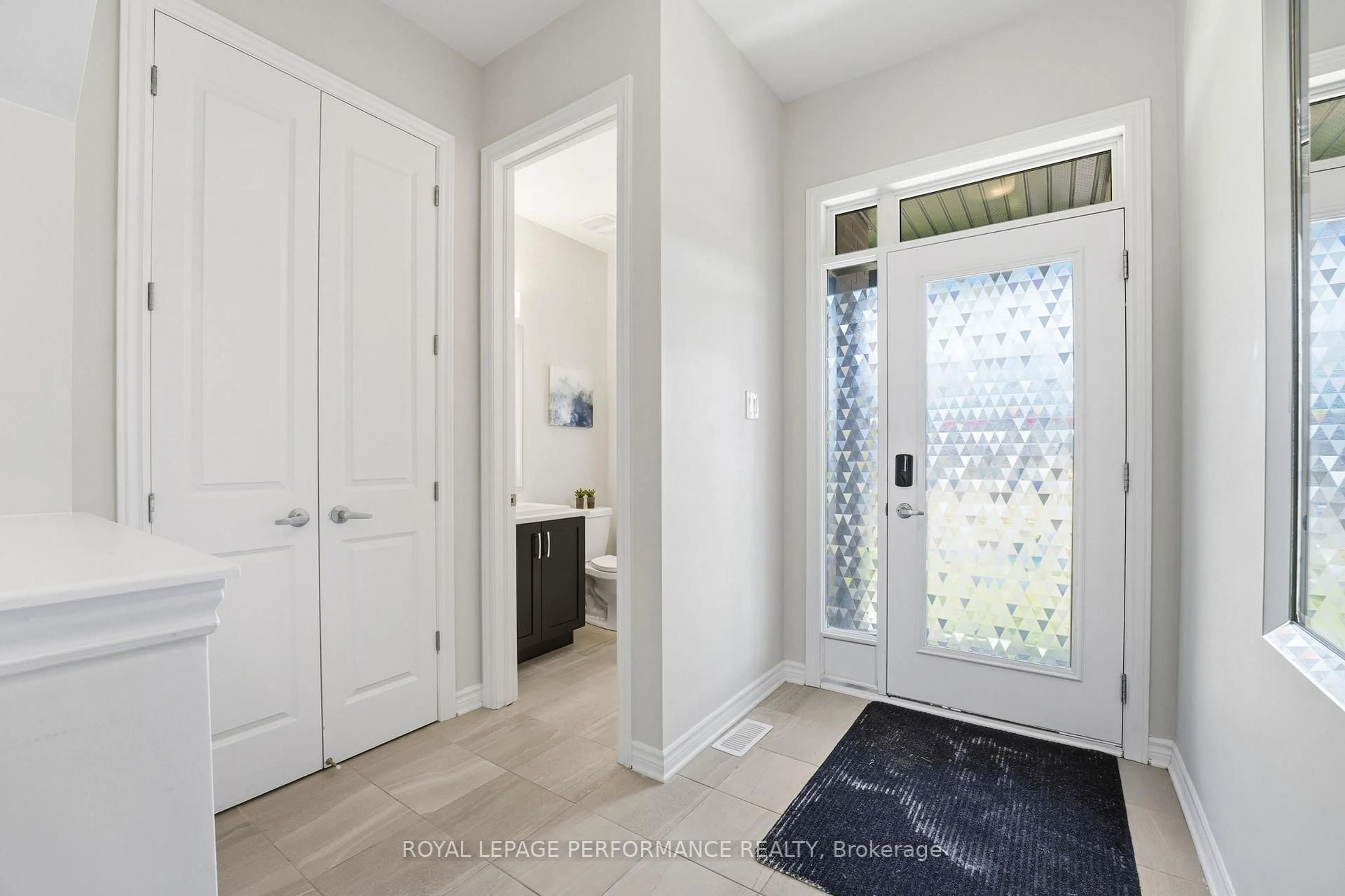Indoor entryway for 162 Lumen Pl, Orleans Ontario K1W 0T1
