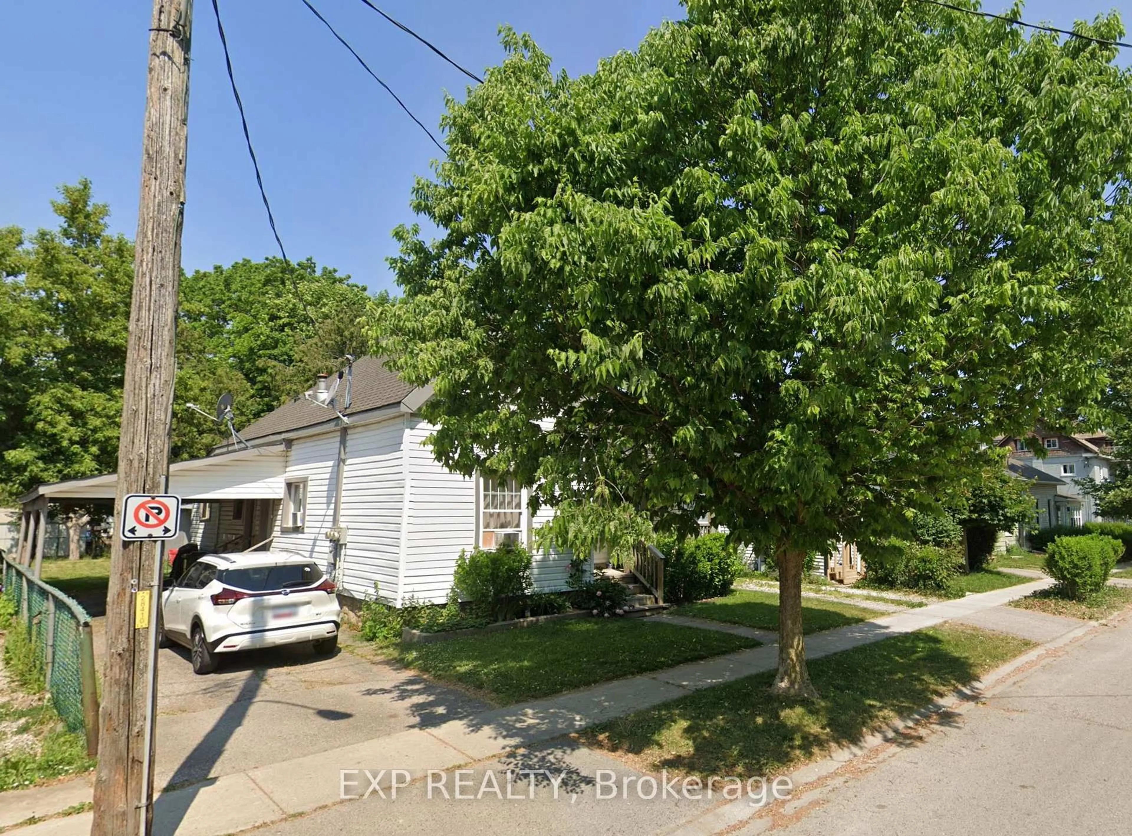 A pic from outside/outdoor area/front of a property/back of a property/a pic from drone, street for 25 Station St, St. Thomas Ontario N5P 2W8