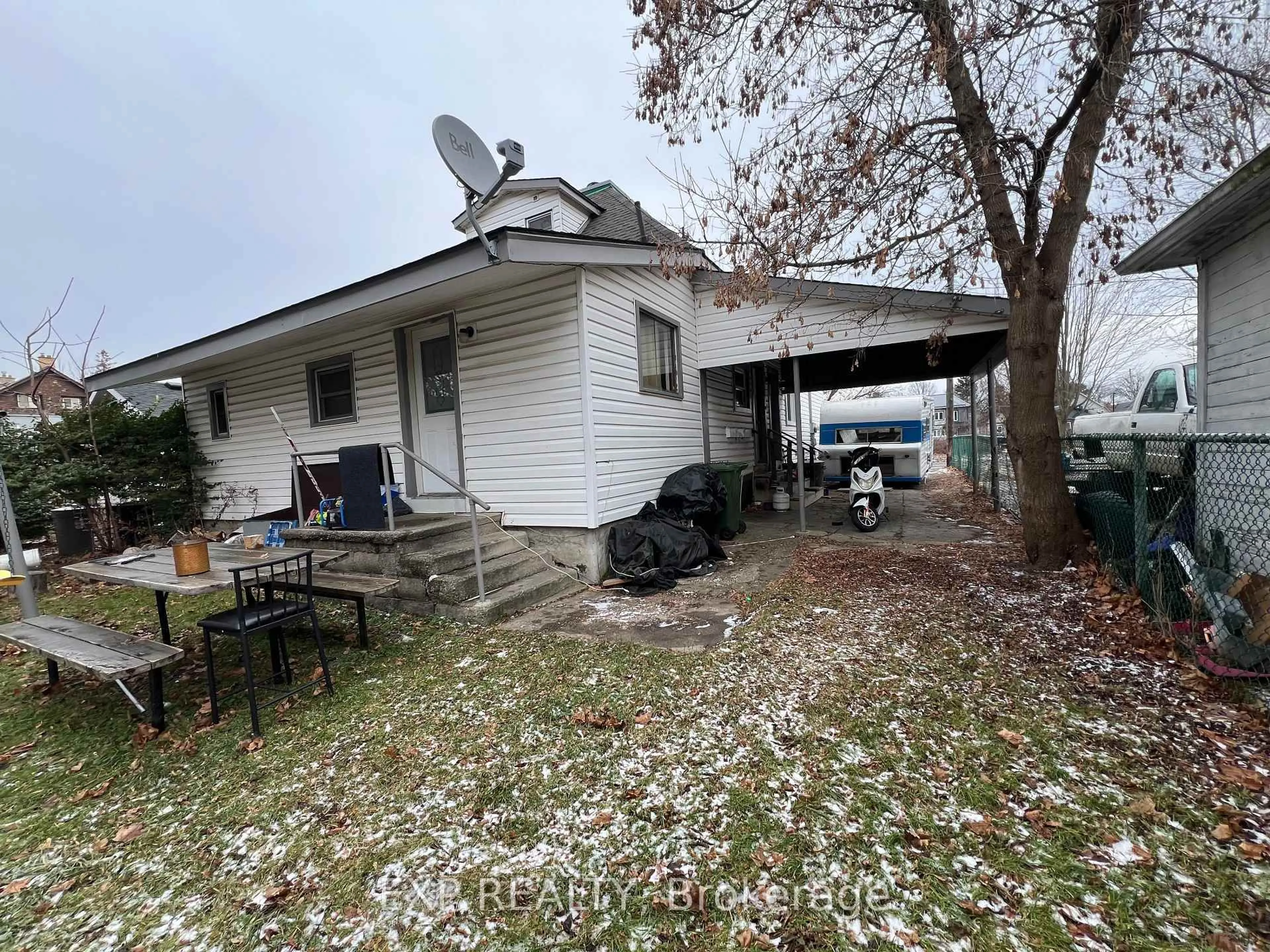 A pic from outside/outdoor area/front of a property/back of a property/a pic from drone, unknown for 25 Station St, St. Thomas Ontario N5P 2W8