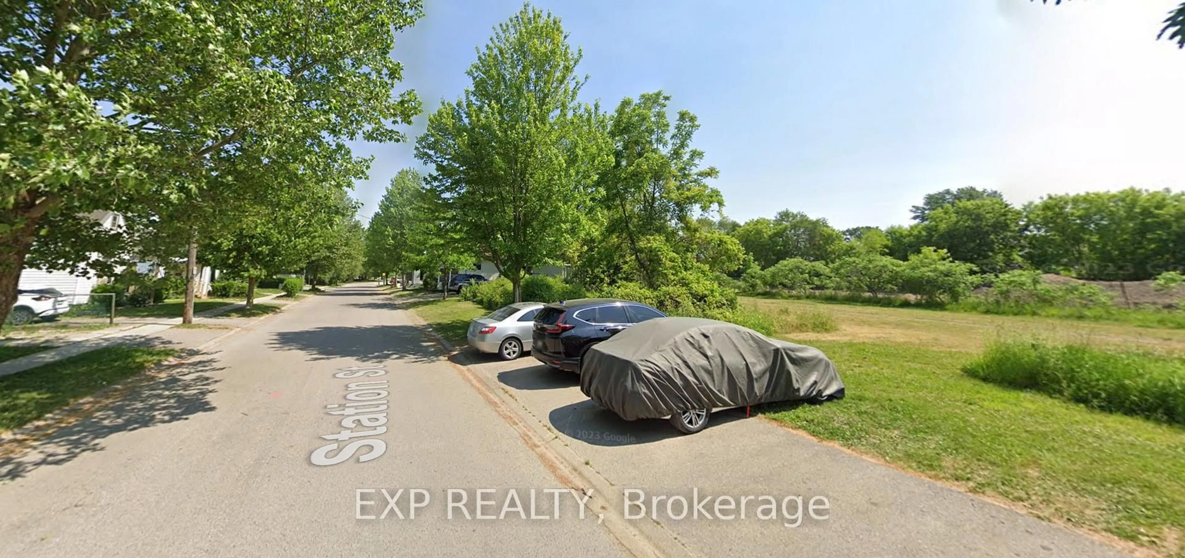 A pic from outside/outdoor area/front of a property/back of a property/a pic from drone, street for 25 Station St, St. Thomas Ontario N5P 2W8