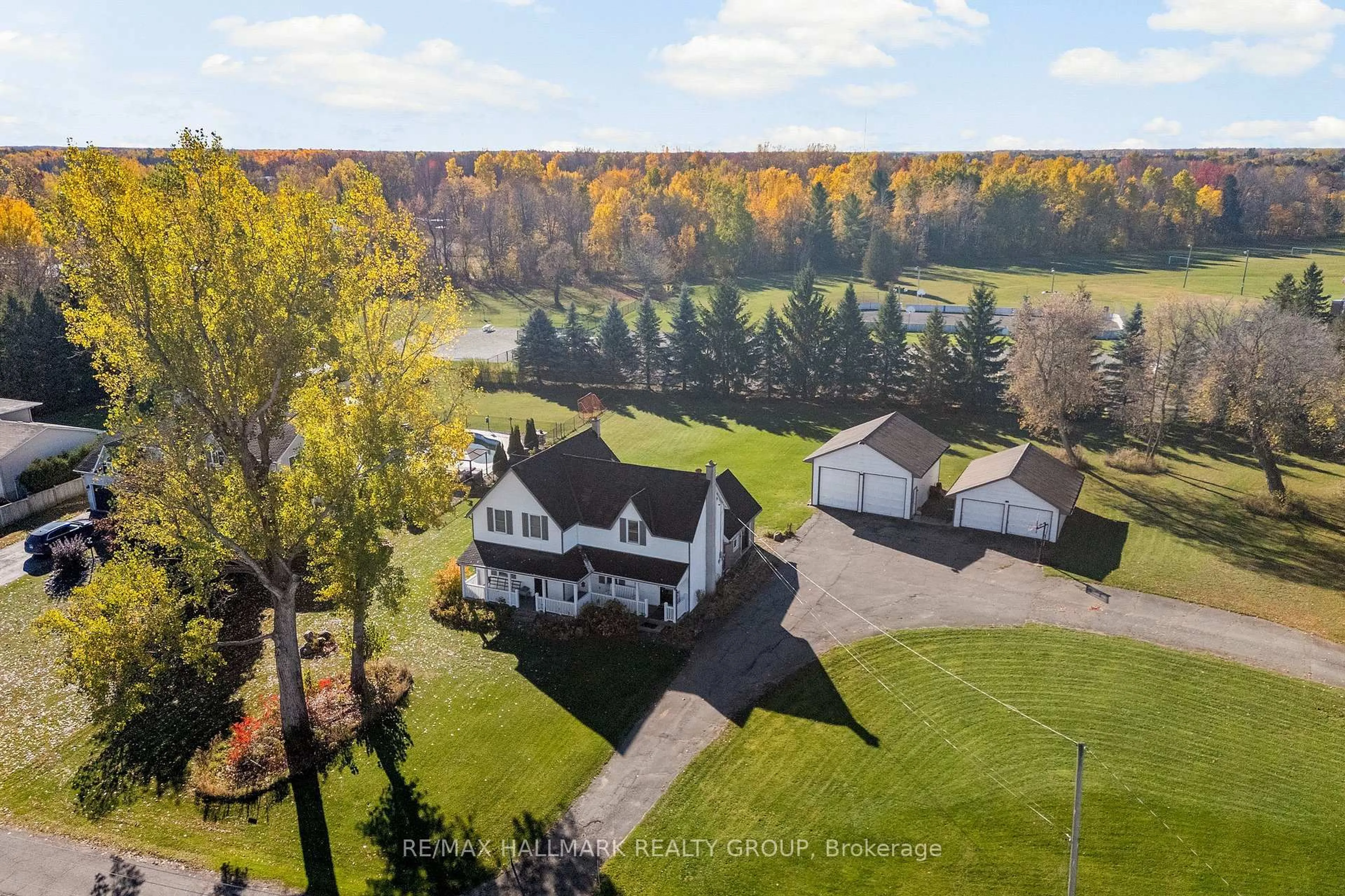 A pic from outside/outdoor area/front of a property/back of a property/a pic from drone, unknown for 1456 Meadow Dr, Ottawa Ontario K4P 1B1
