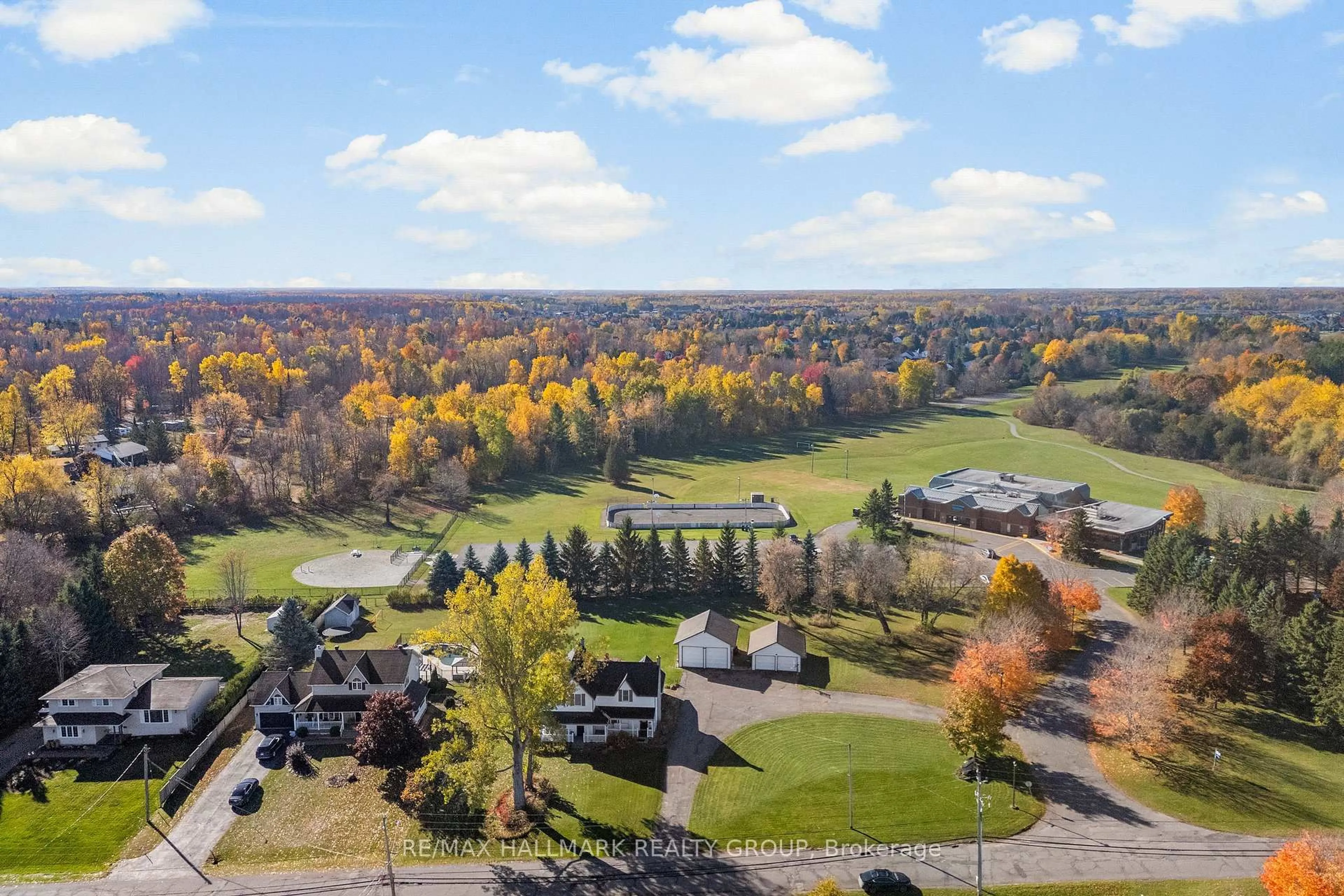 A pic from outside/outdoor area/front of a property/back of a property/a pic from drone, unknown for 1456 Meadow Dr, Ottawa Ontario K4P 1B1
