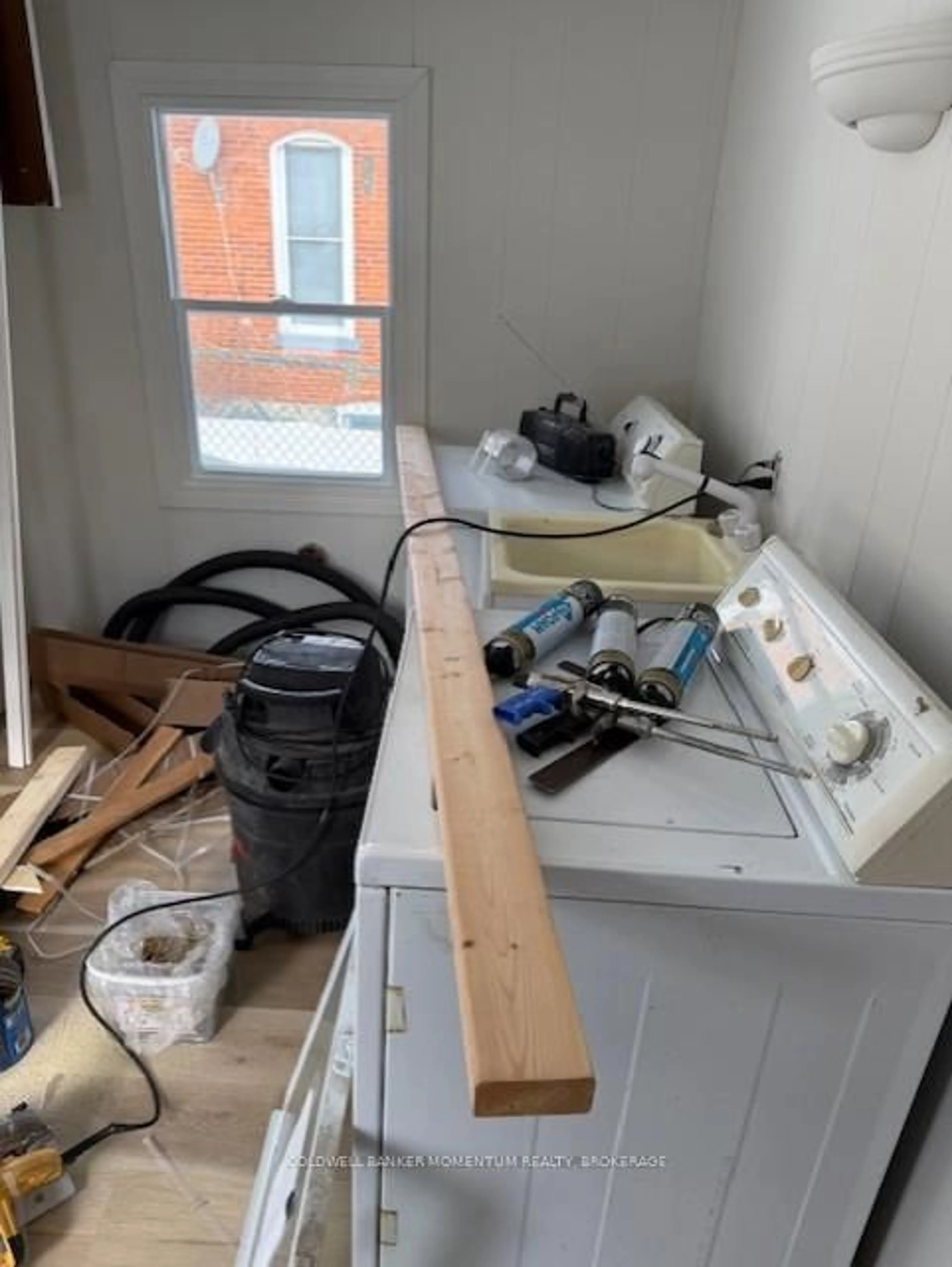 A pic of a room for 5 Tasker St, St. Catharines Ontario L2R 3Z7