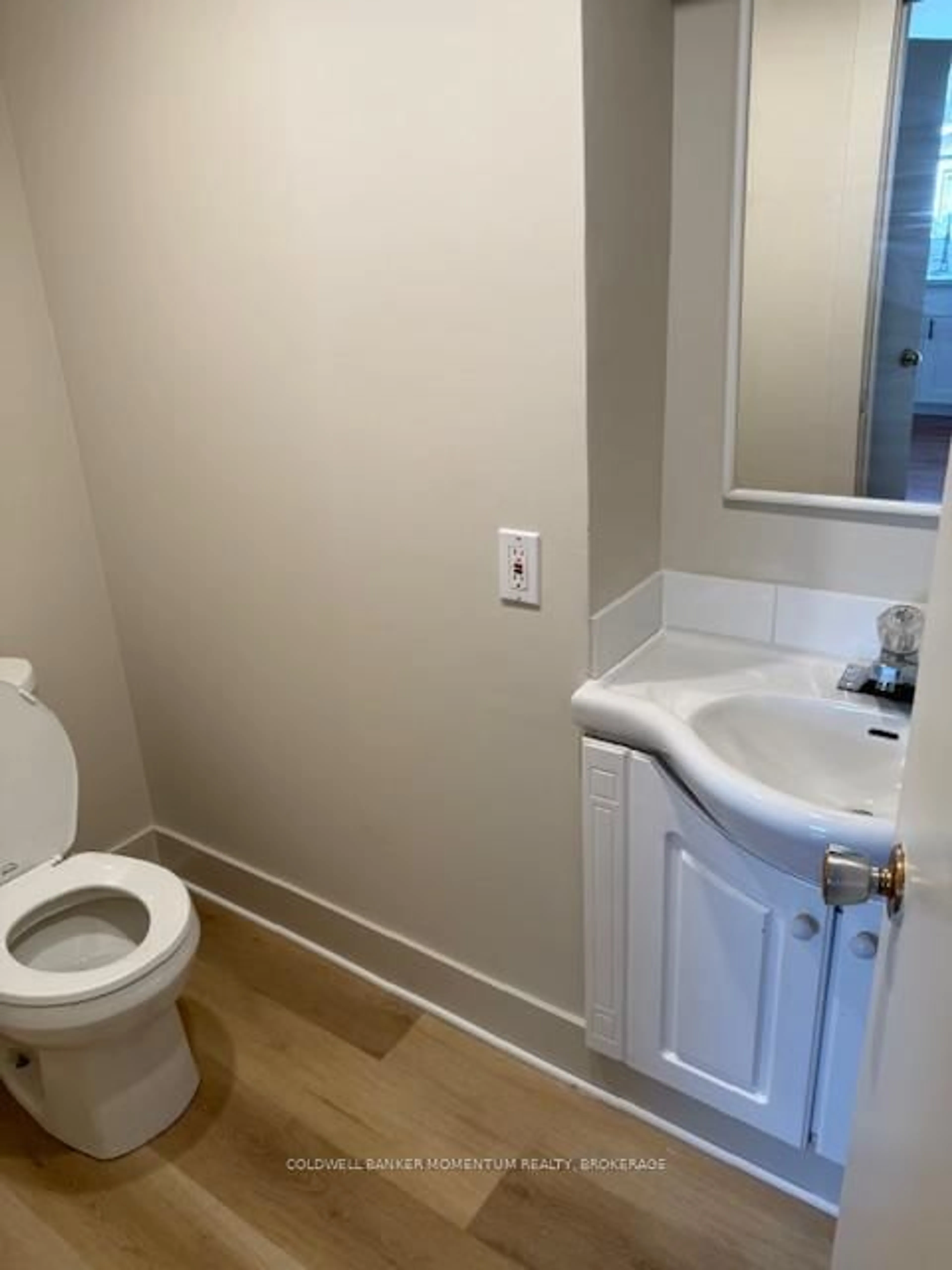 A pic of a room for 5 Tasker St, St. Catharines Ontario L2R 3Z7