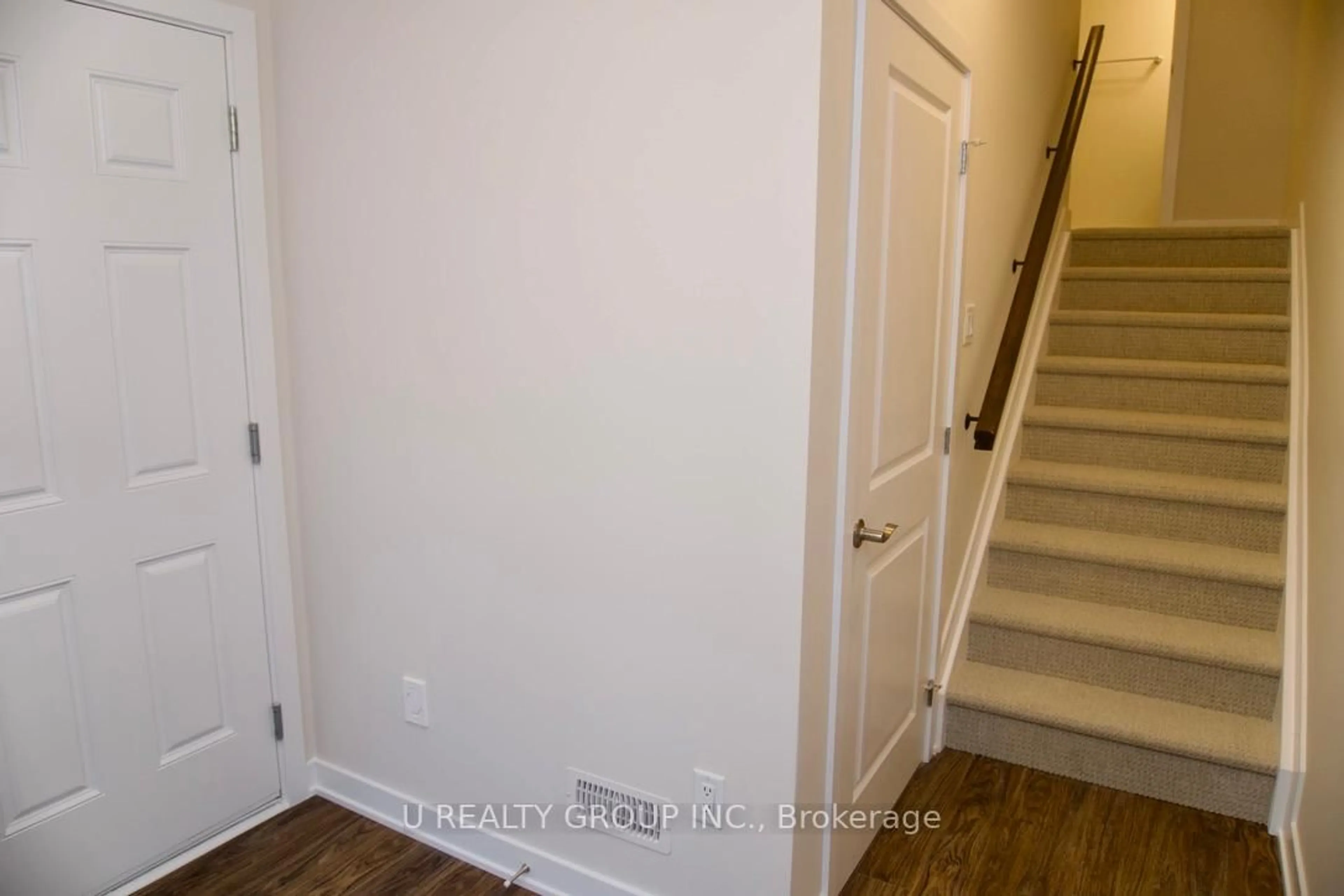 Indoor entryway for 646 Corporal Private, Ottawa Ontario K1X 0M7