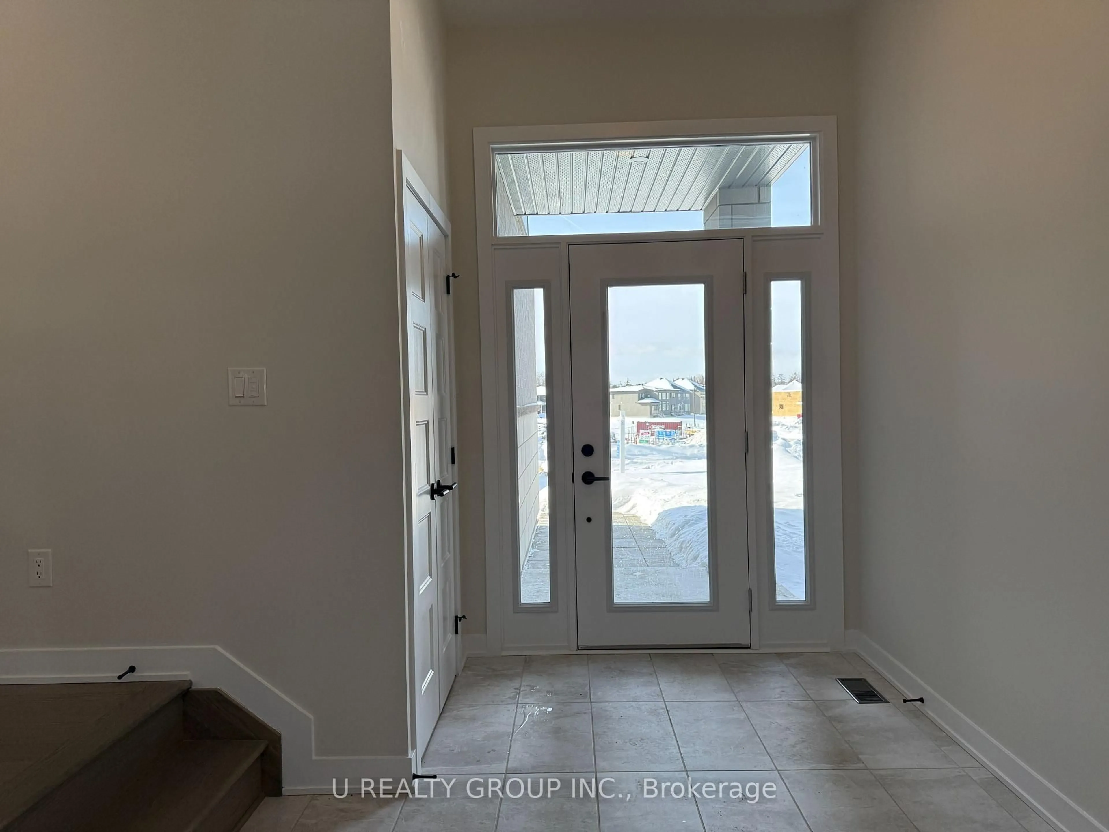 Indoor entryway for 210 Ginebik Way, Ottawa Ontario K1X 0H4