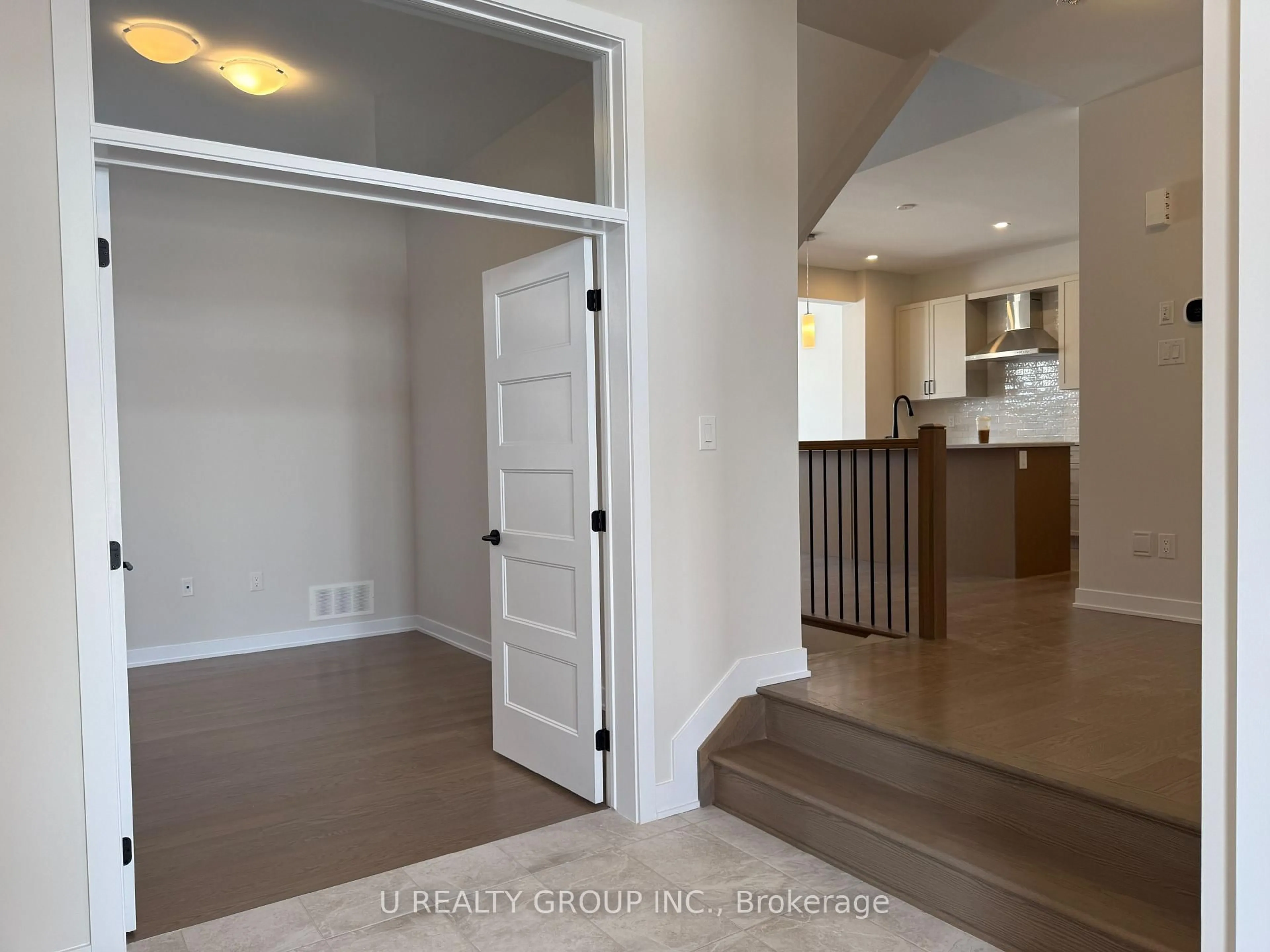 Indoor entryway for 210 Ginebik Way, Ottawa Ontario K1X 0H4