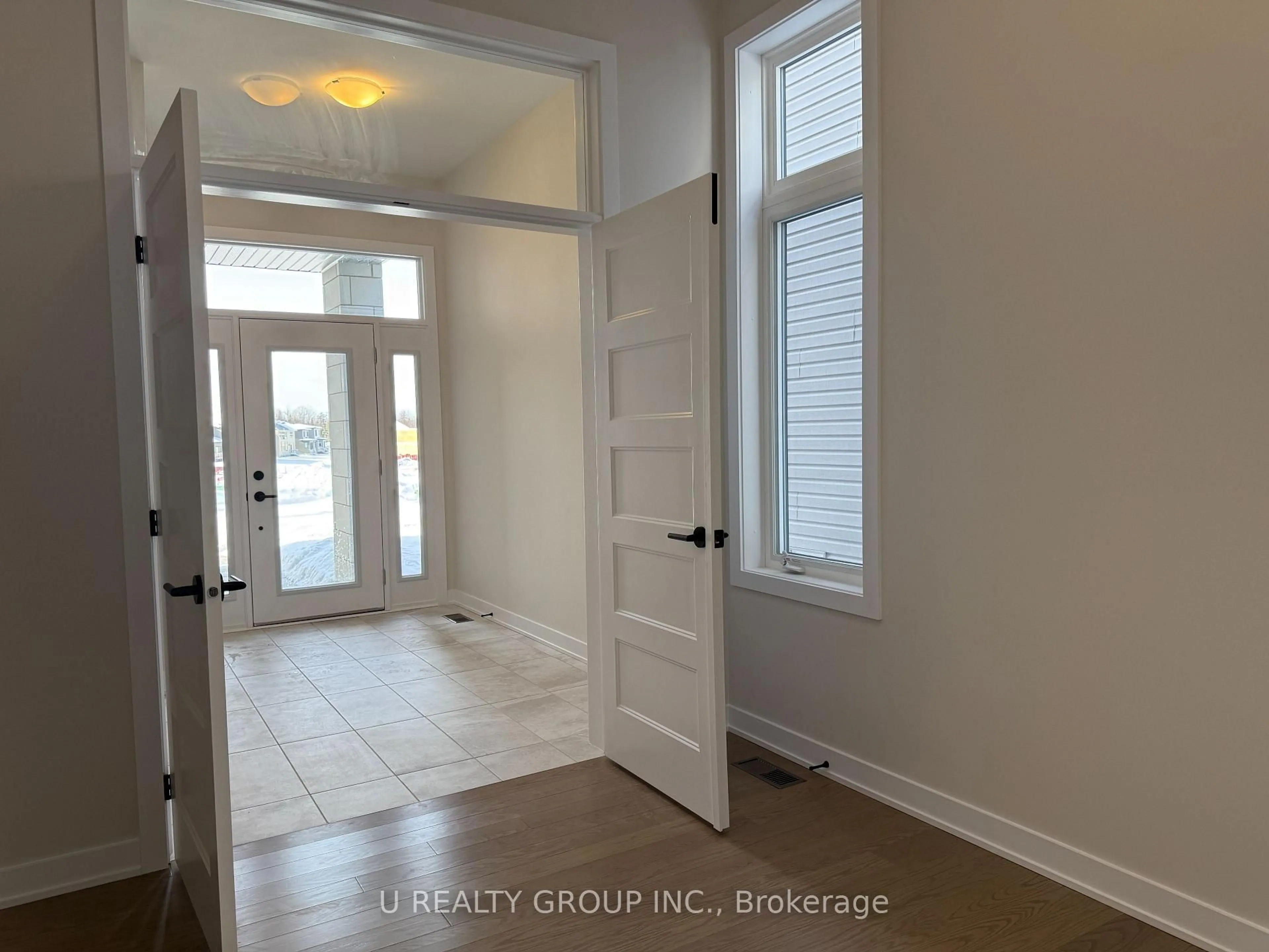 Indoor entryway for 210 Ginebik Way, Ottawa Ontario K1X 0H4