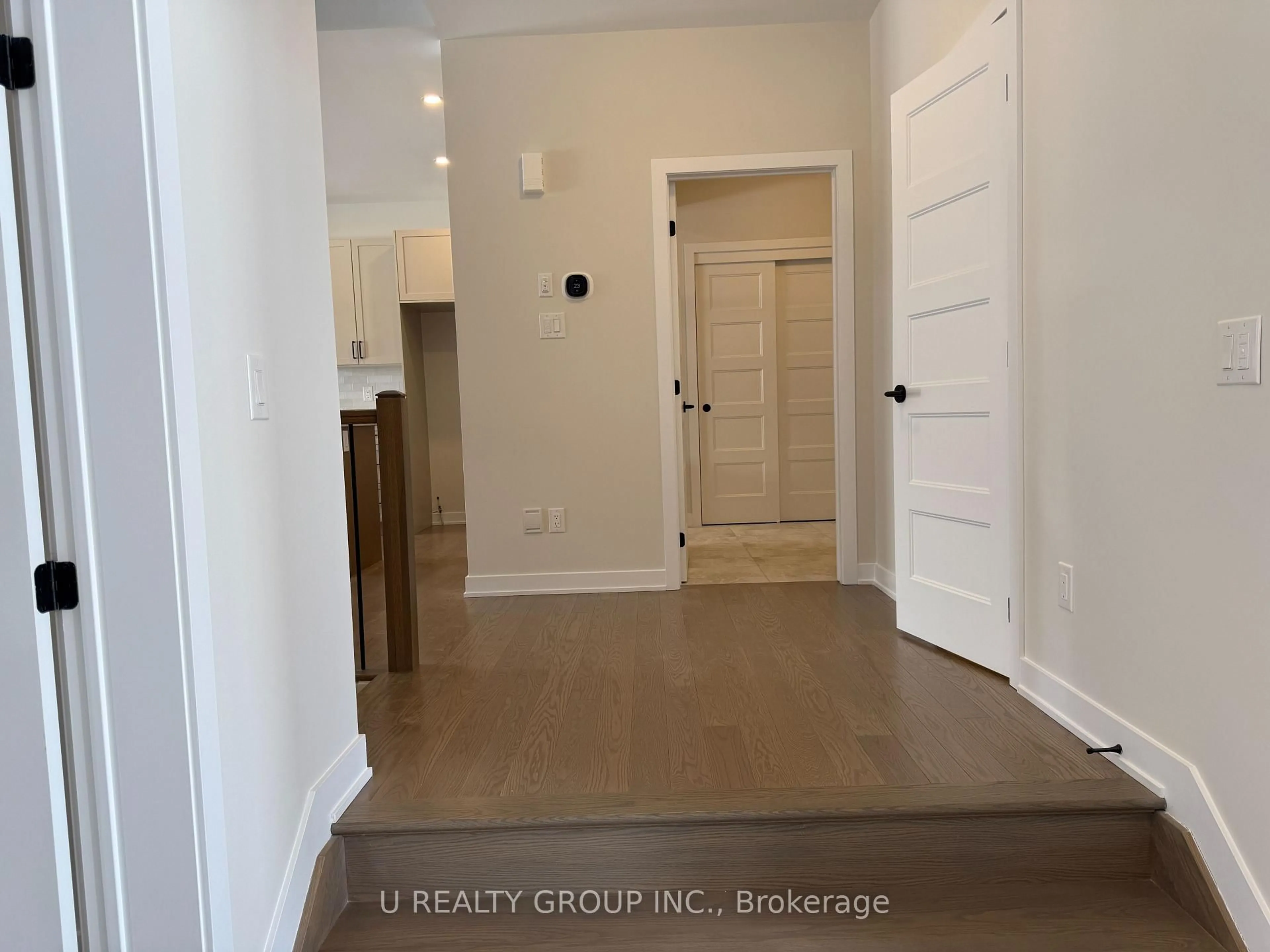 Indoor entryway for 210 Ginebik Way, Ottawa Ontario K1X 0H4