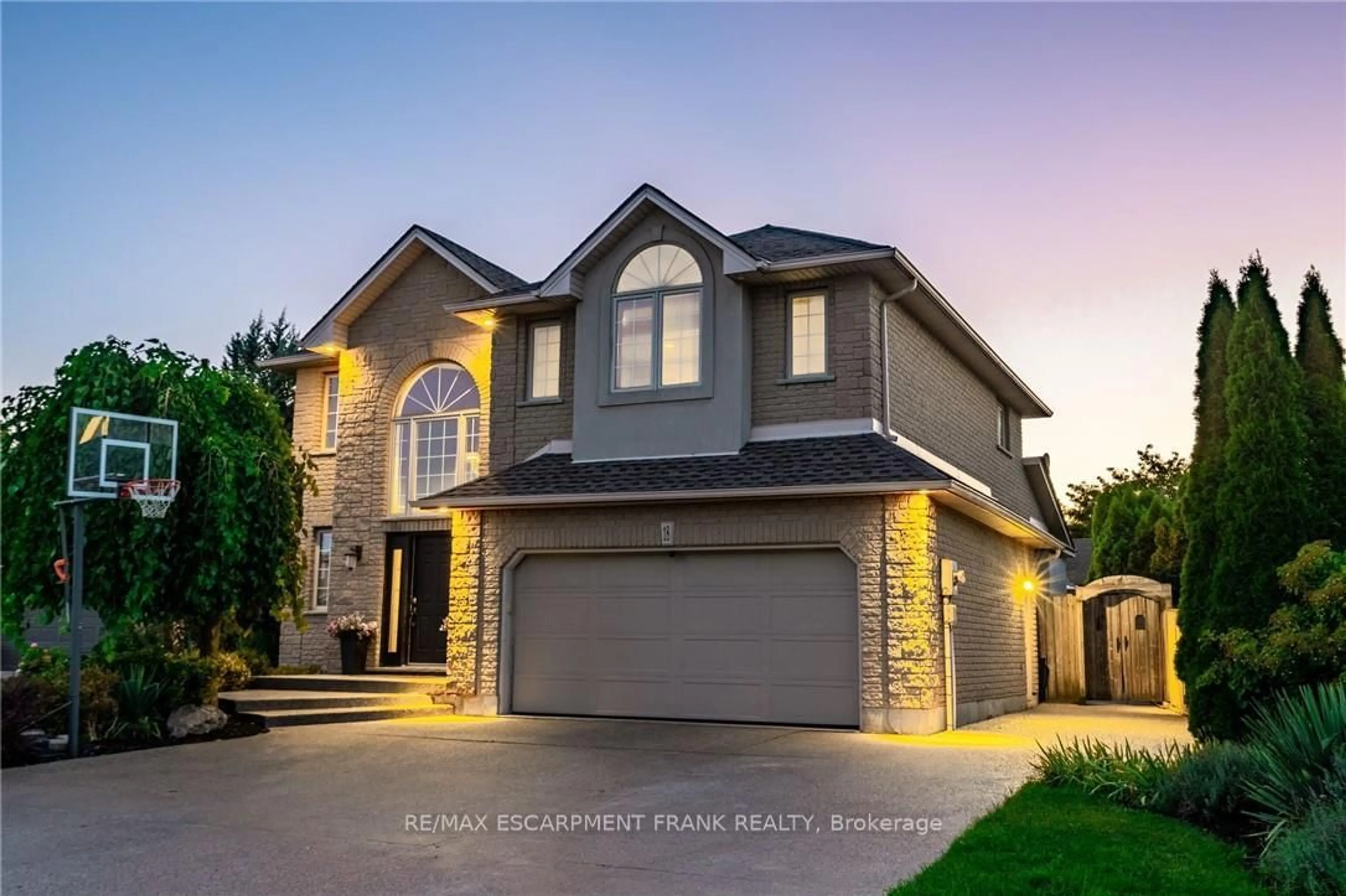 Home with vinyl exterior material, street for 18 Konstantine Crt, Hamilton Ontario L9B 2T3