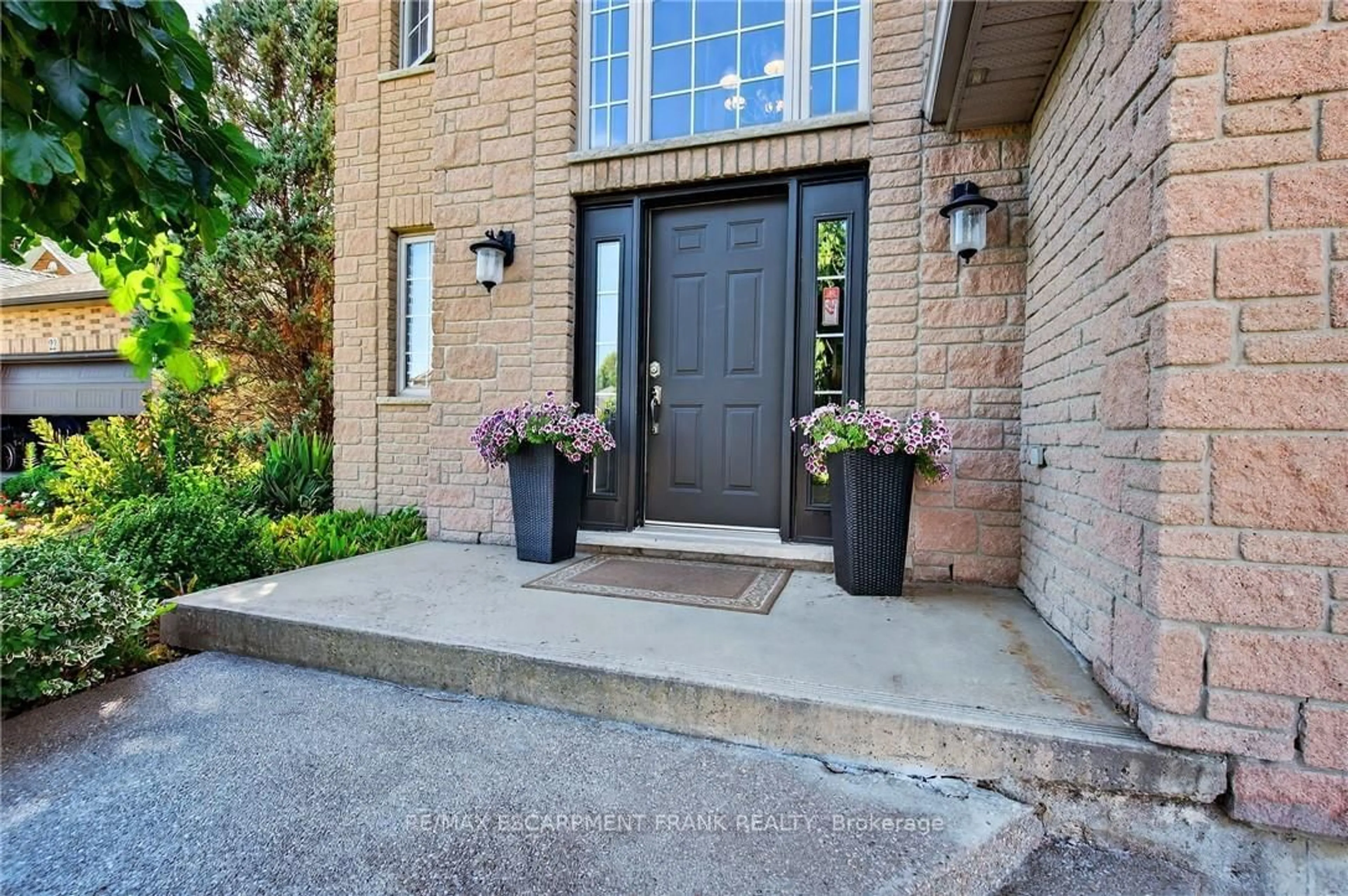 Indoor entryway for 18 Konstantine Crt, Hamilton Ontario L9B 2T3