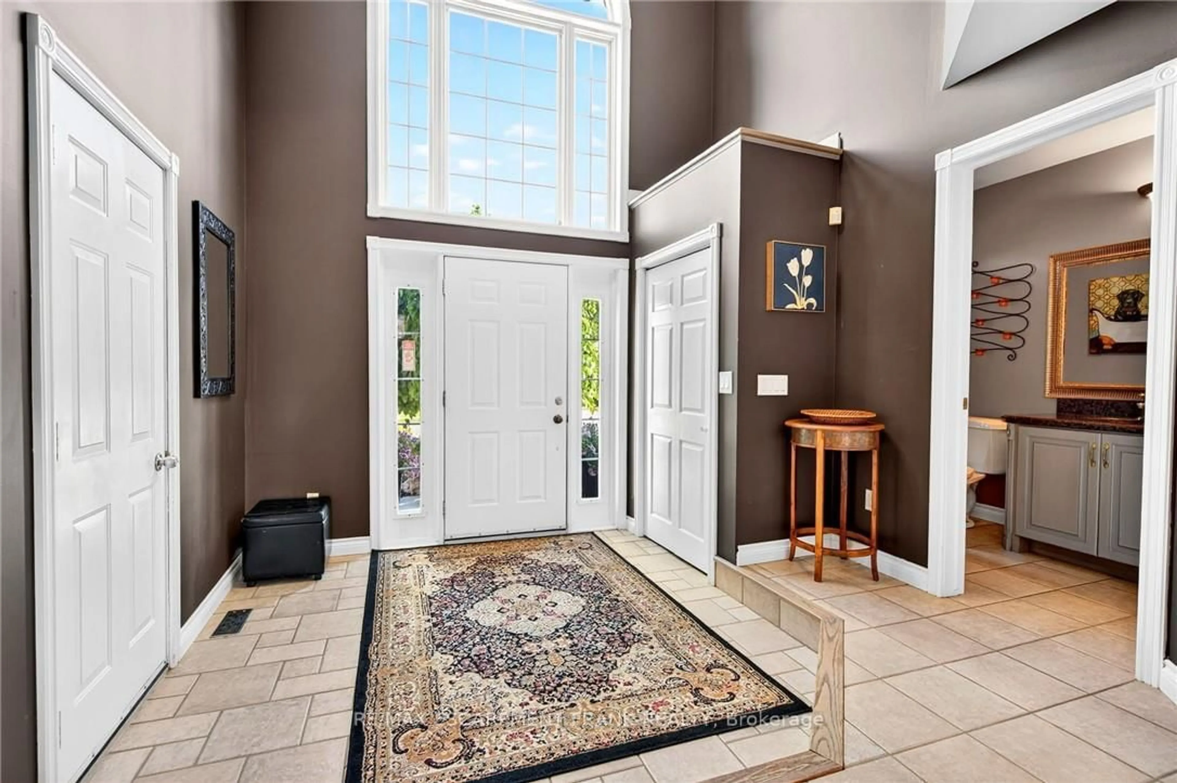 Indoor entryway for 18 Konstantine Crt, Hamilton Ontario L9B 2T3