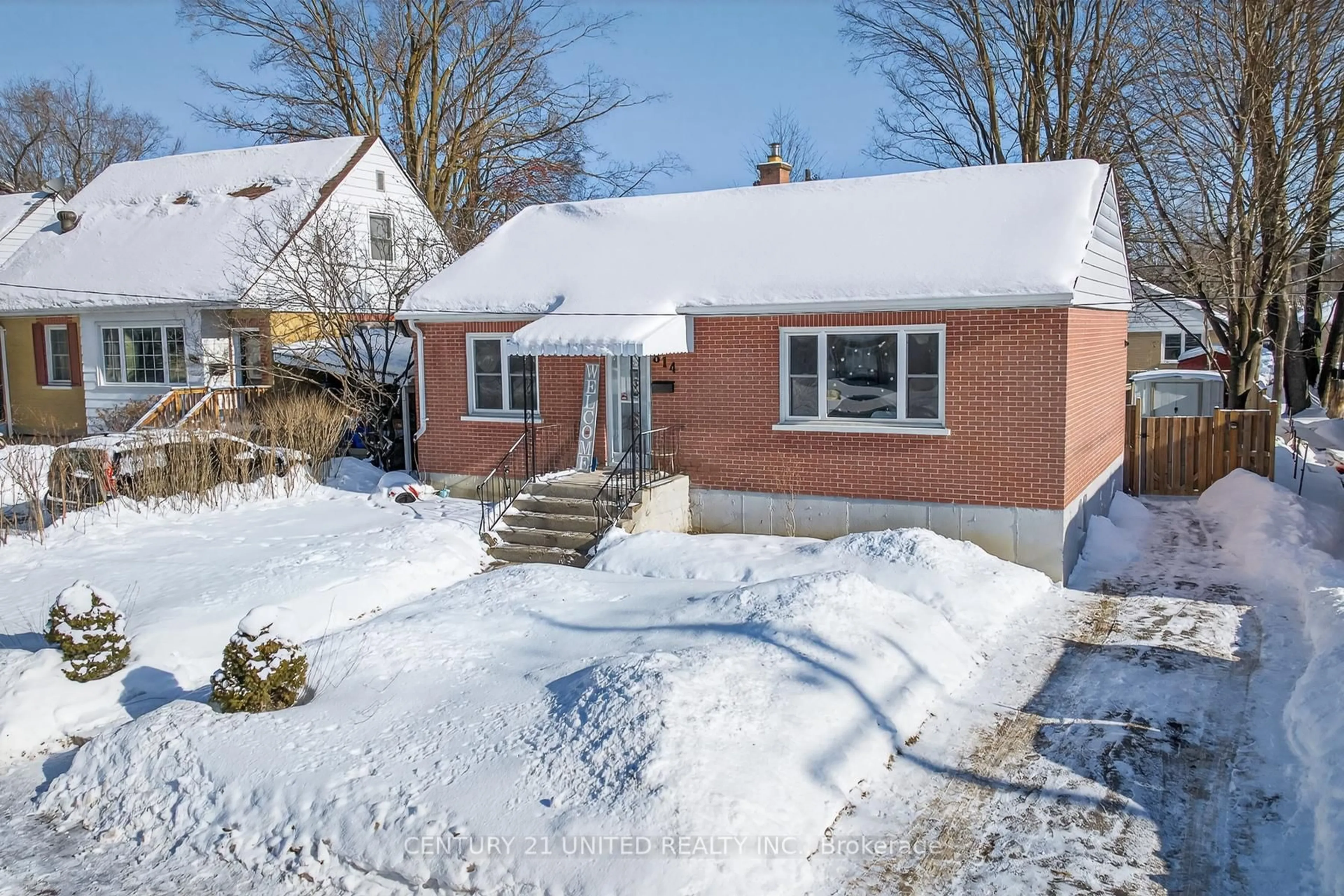 A pic from outside/outdoor area/front of a property/back of a property/a pic from drone, street for 814 Argyle St, Peterborough Ontario K9H 5T3