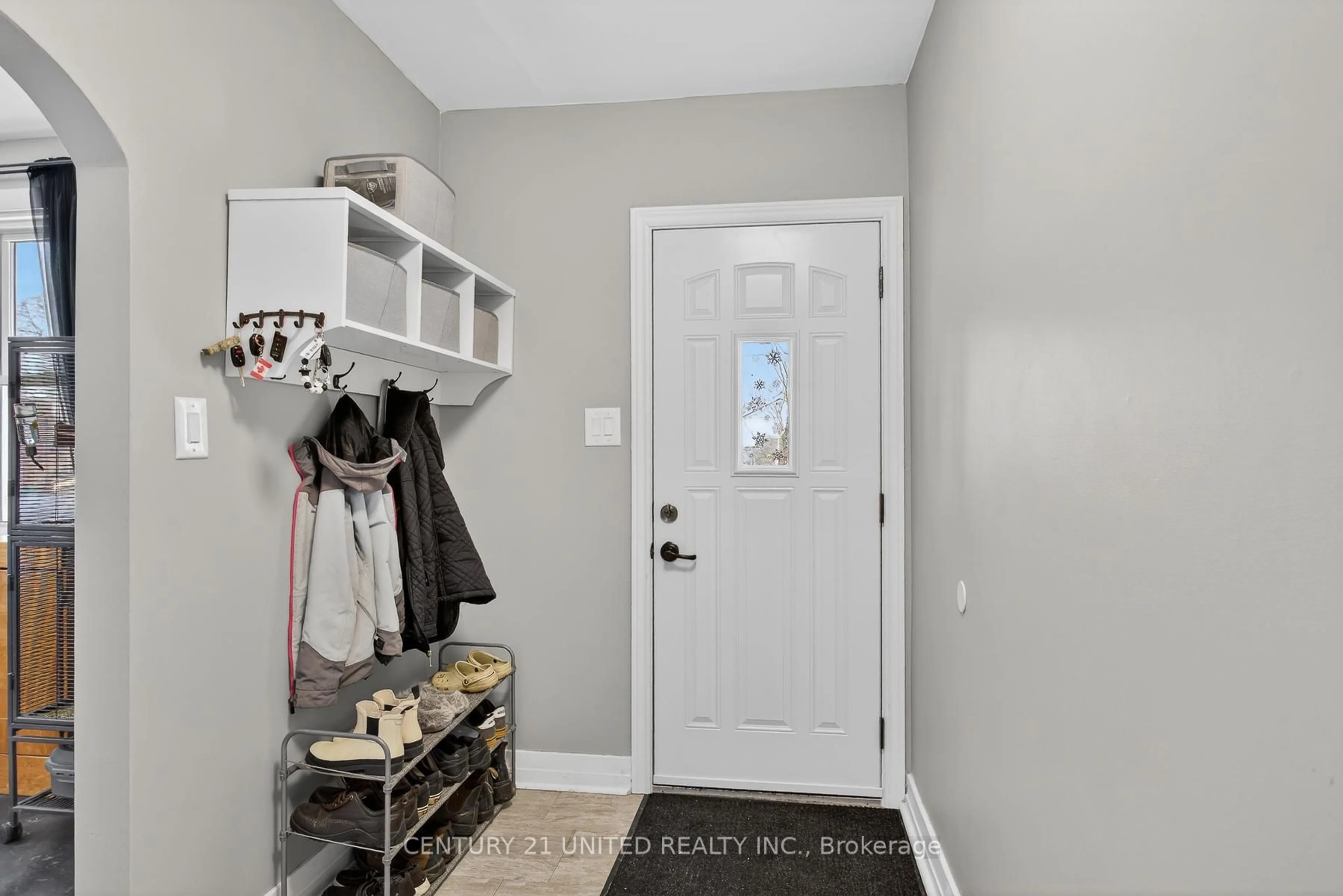 Indoor entryway for 814 Argyle St, Peterborough Ontario K9H 5T3