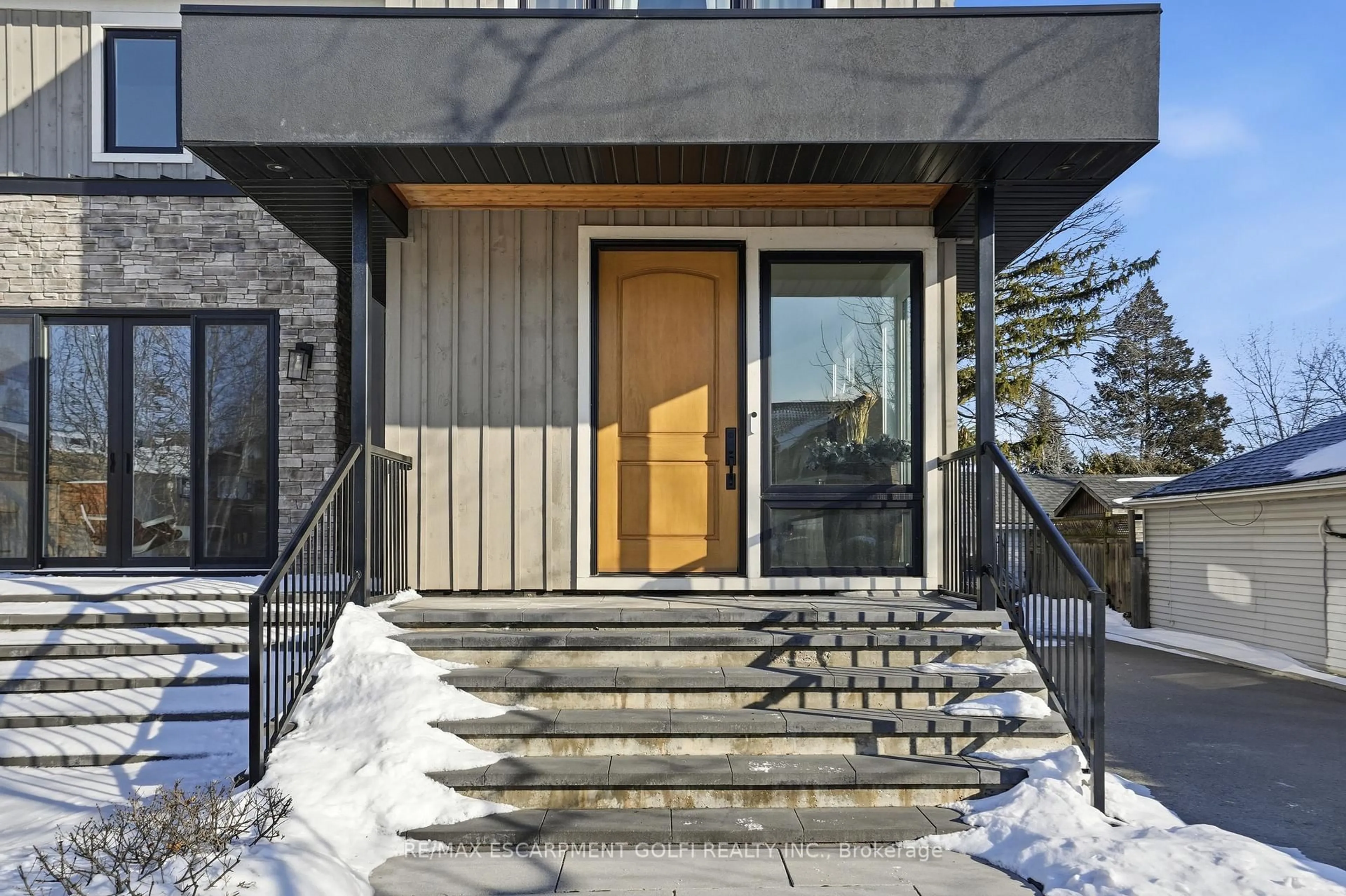 Indoor entryway for 20 Lakeshore Dr, Hamilton Ontario L8E 5C7