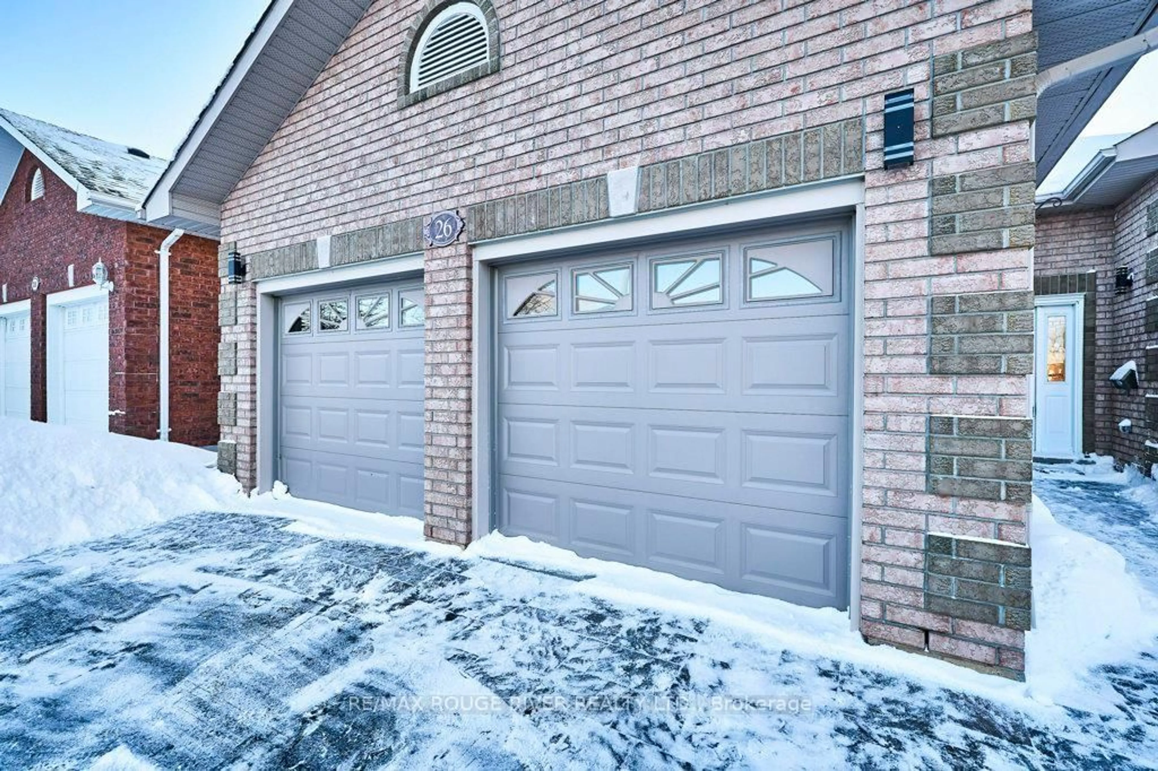 Indoor garage for 26 Eakins Cres, Kawartha Lakes Ontario K9V 6J9