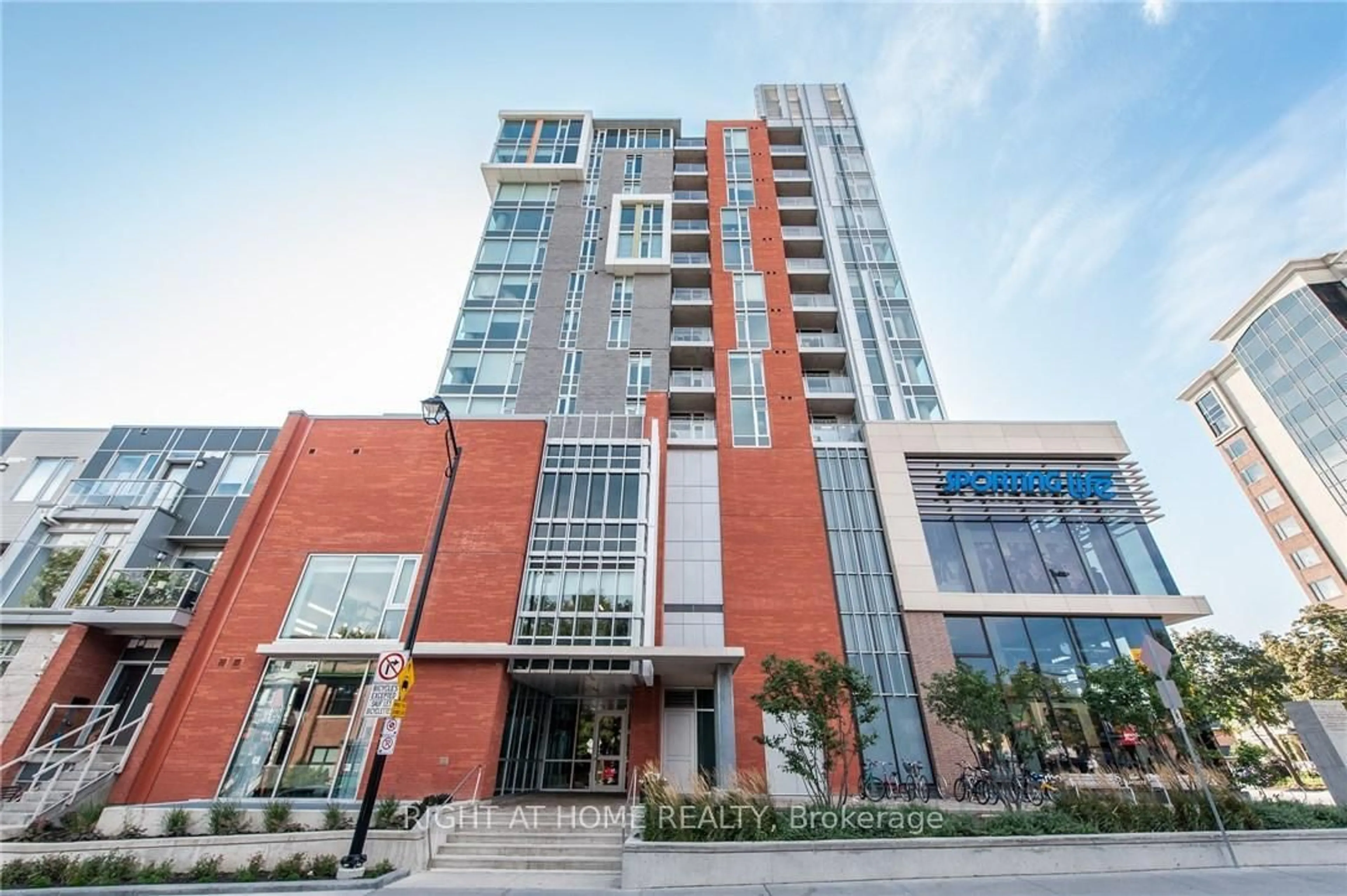 Indoor foyer for 118 Holmwood Ave #806, Ottawa Ontario K1S 5J5