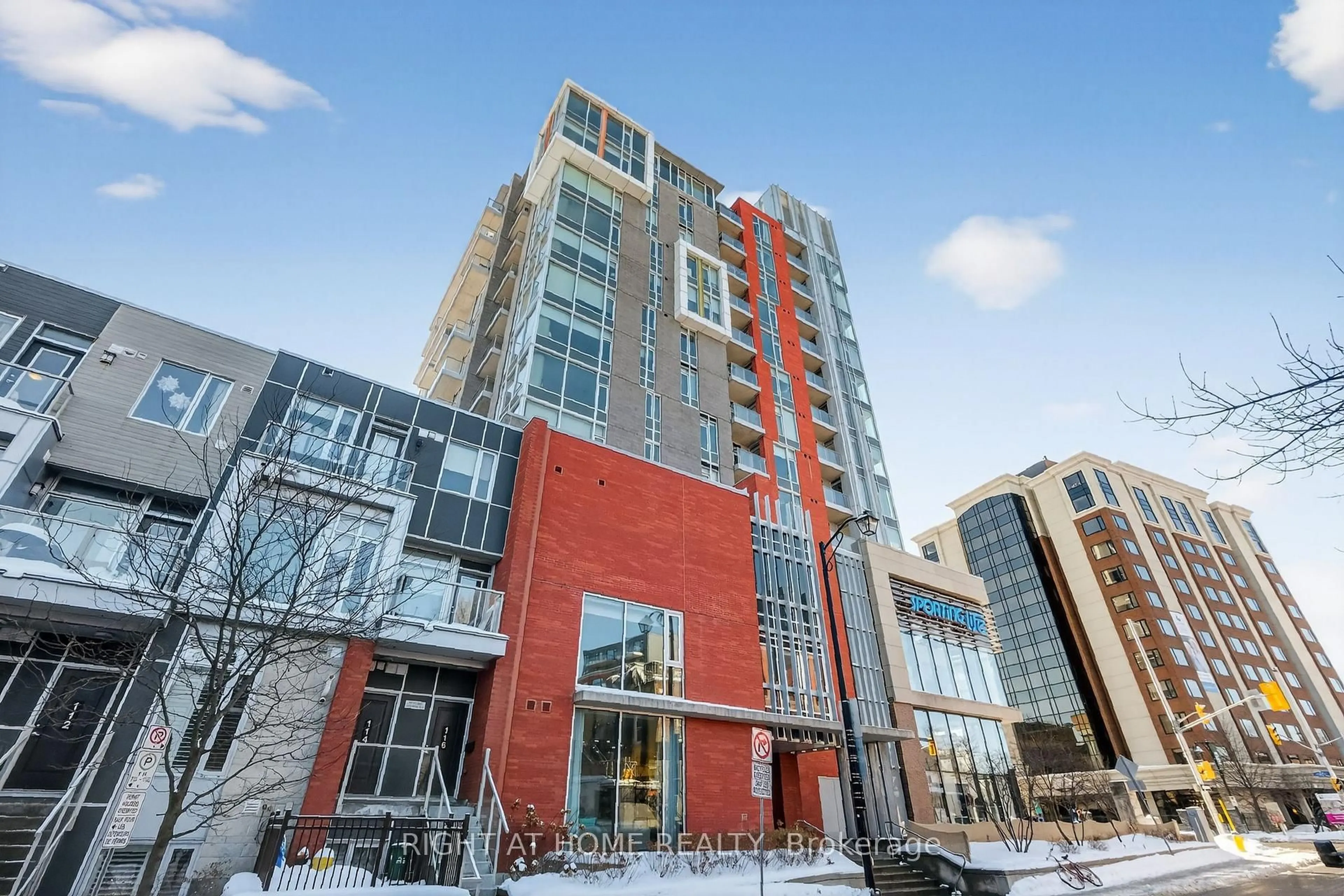 Patio, building for 118 Holmwood Ave #806, Ottawa Ontario K1S 5J5