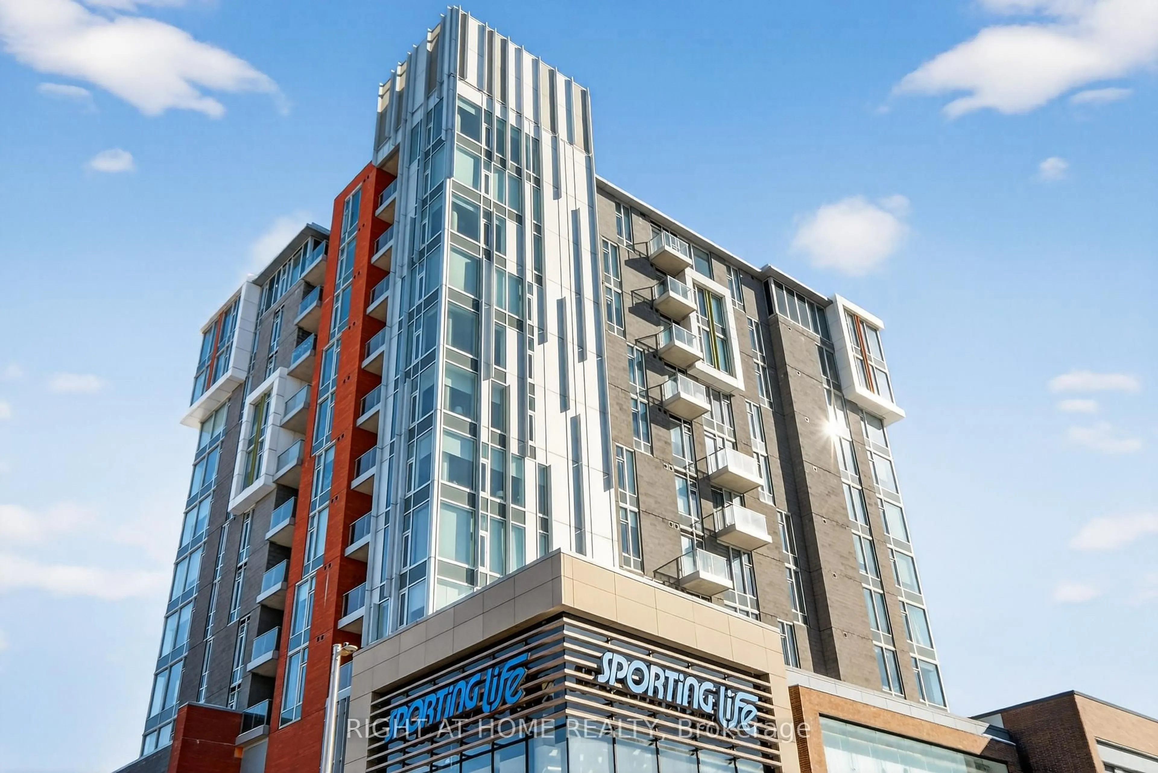 Indoor foyer for 118 Holmwood Ave #806, Ottawa Ontario K1S 5J5