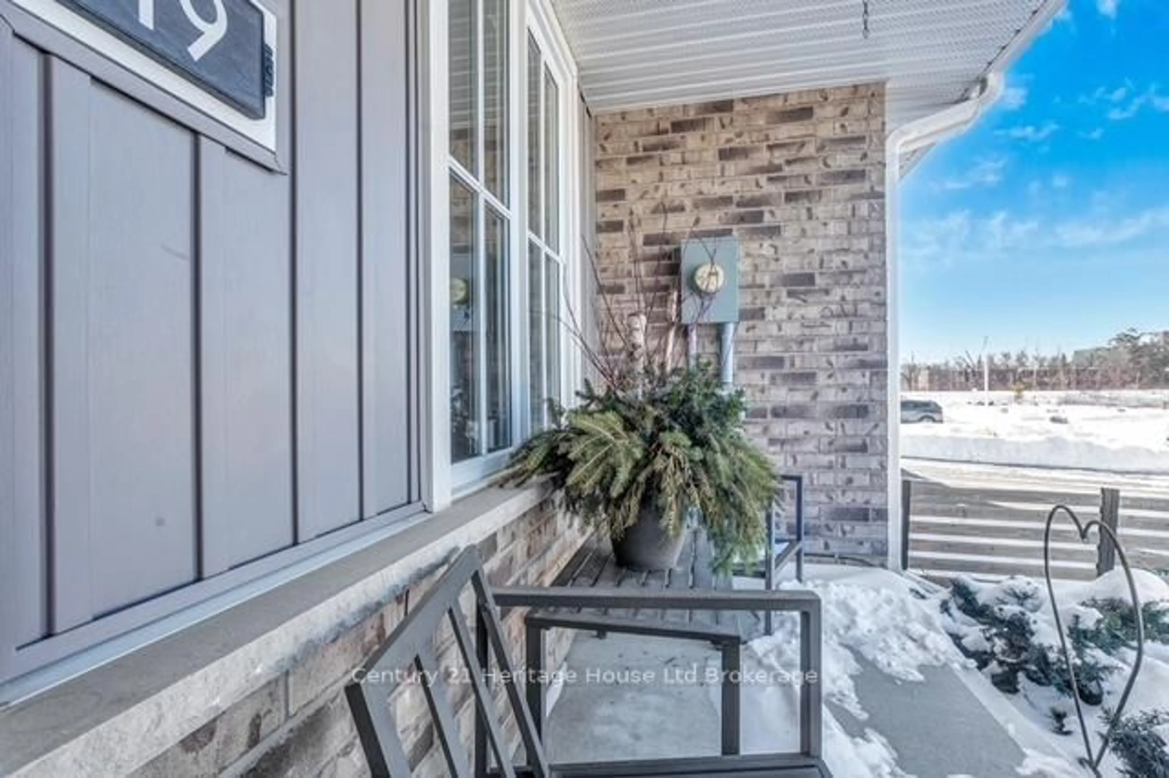 Indoor entryway for 19 Livingston Dr, Tillsonburg Ontario N4G 0J3