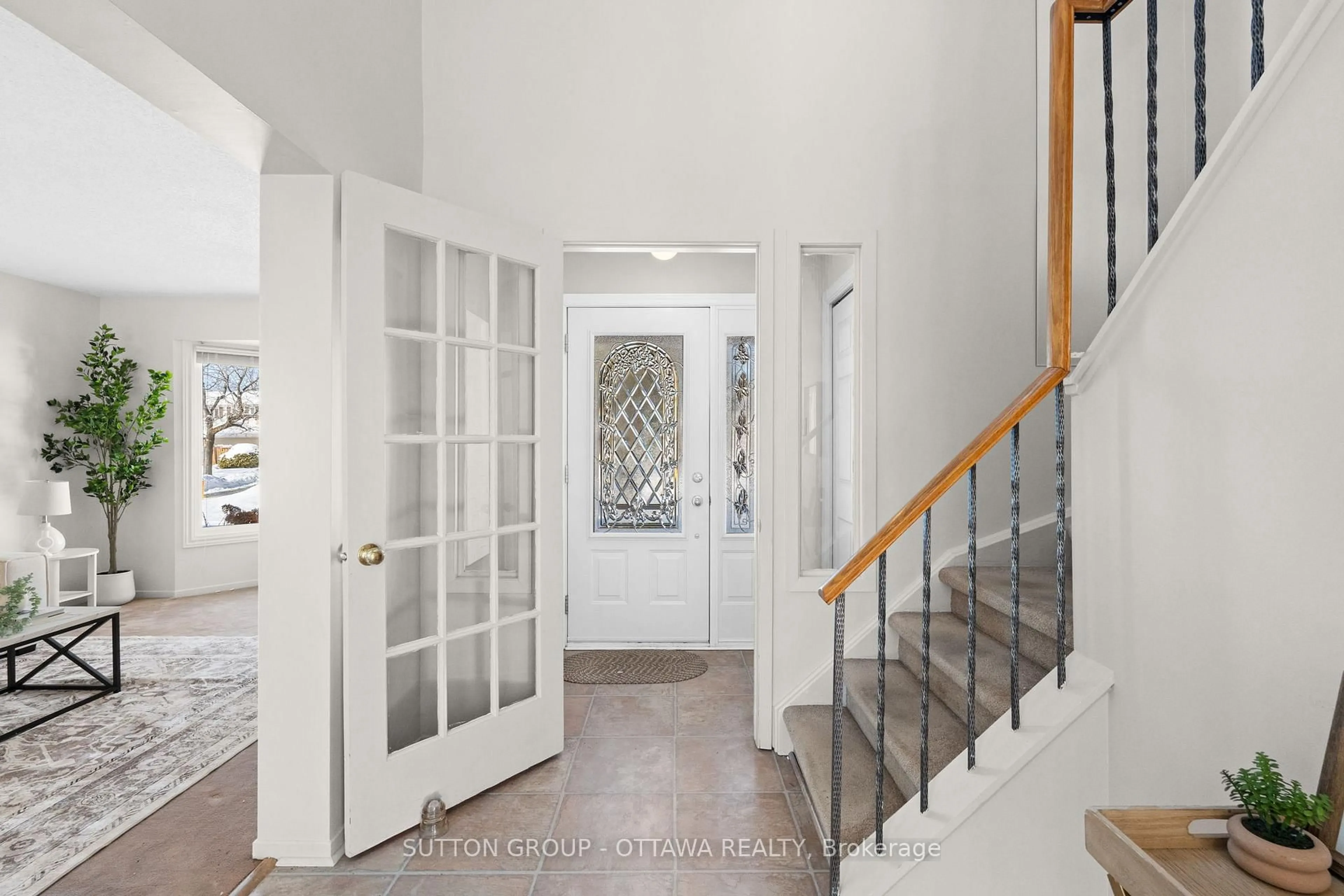 Indoor entryway for 908 Chaleur Way, Orleans Ontario K1C 2S1
