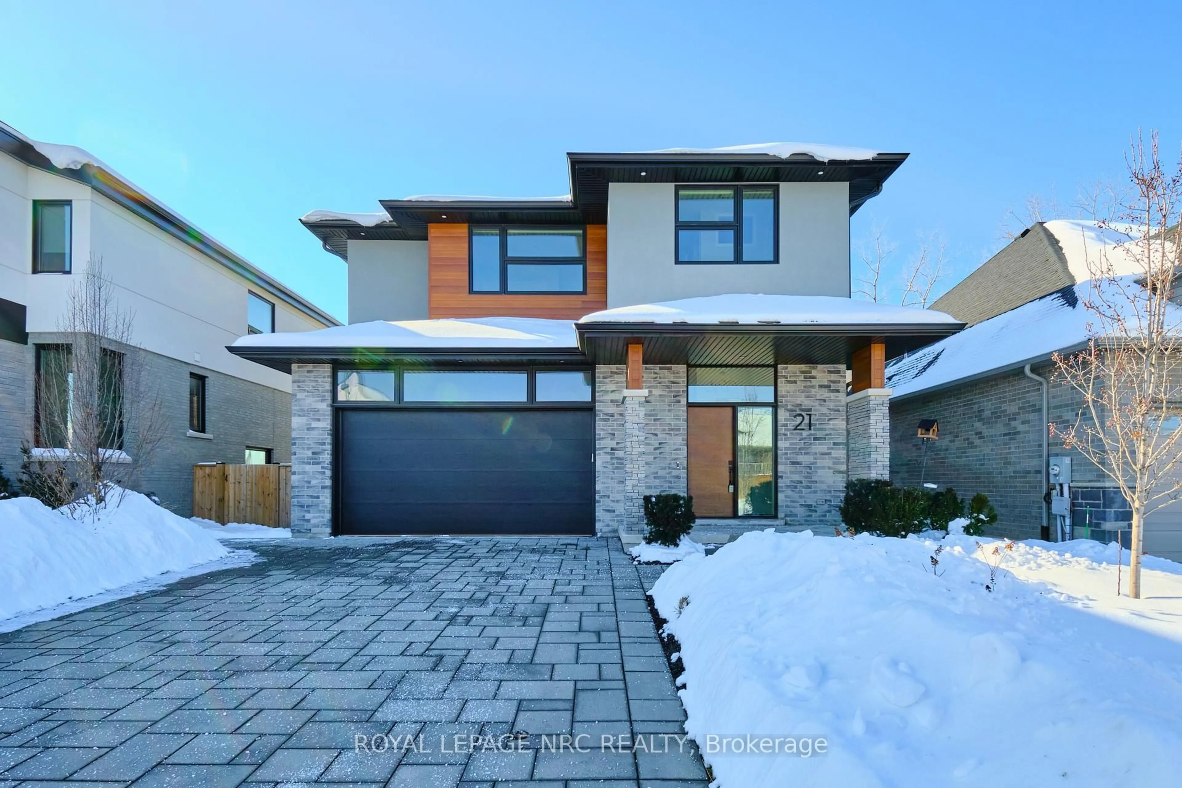 Home with brick exterior material, street for 21 Singer St, Thorold Ontario L2V 0E9