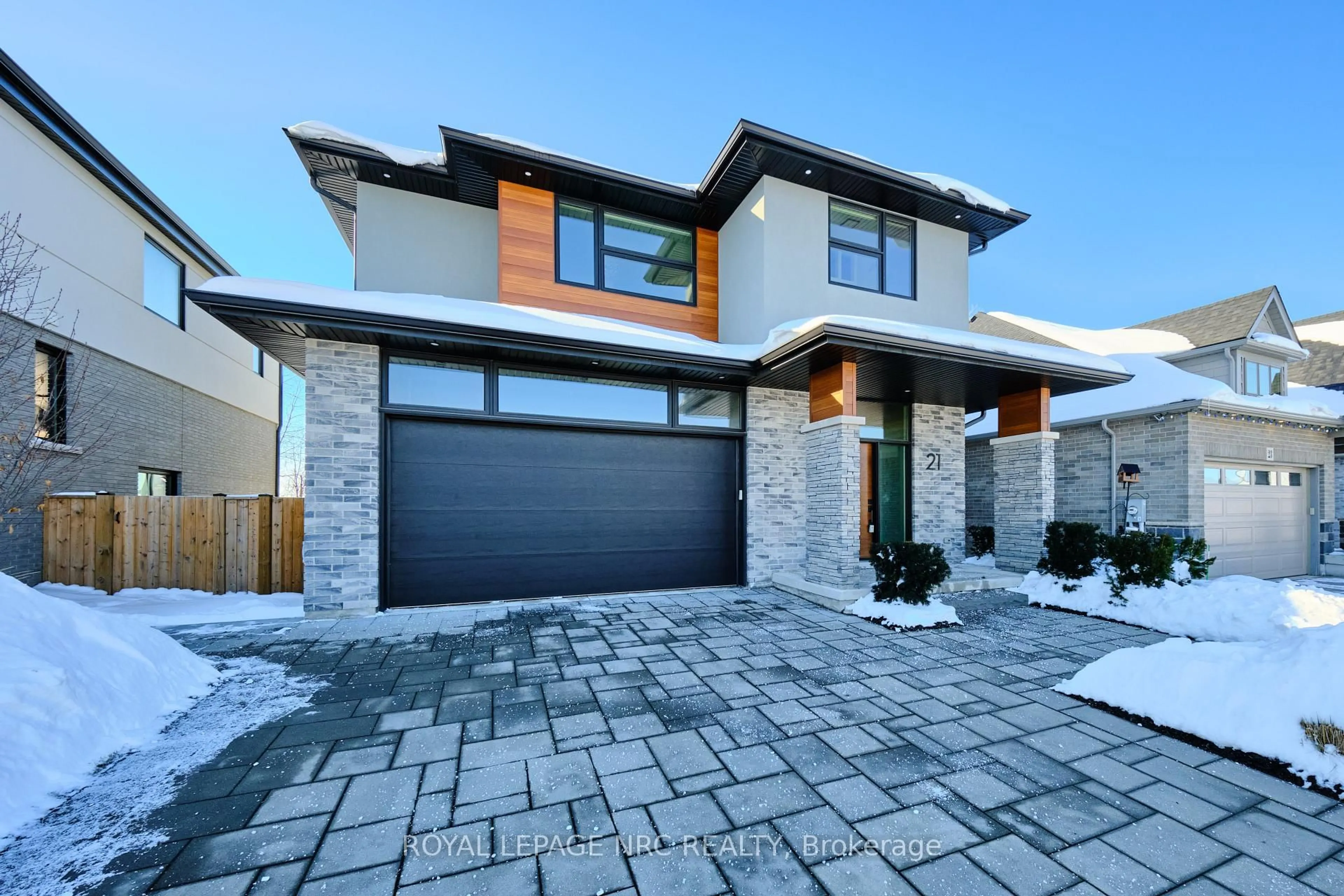 Home with brick exterior material, street for 21 Singer St, Thorold Ontario L2V 0E9