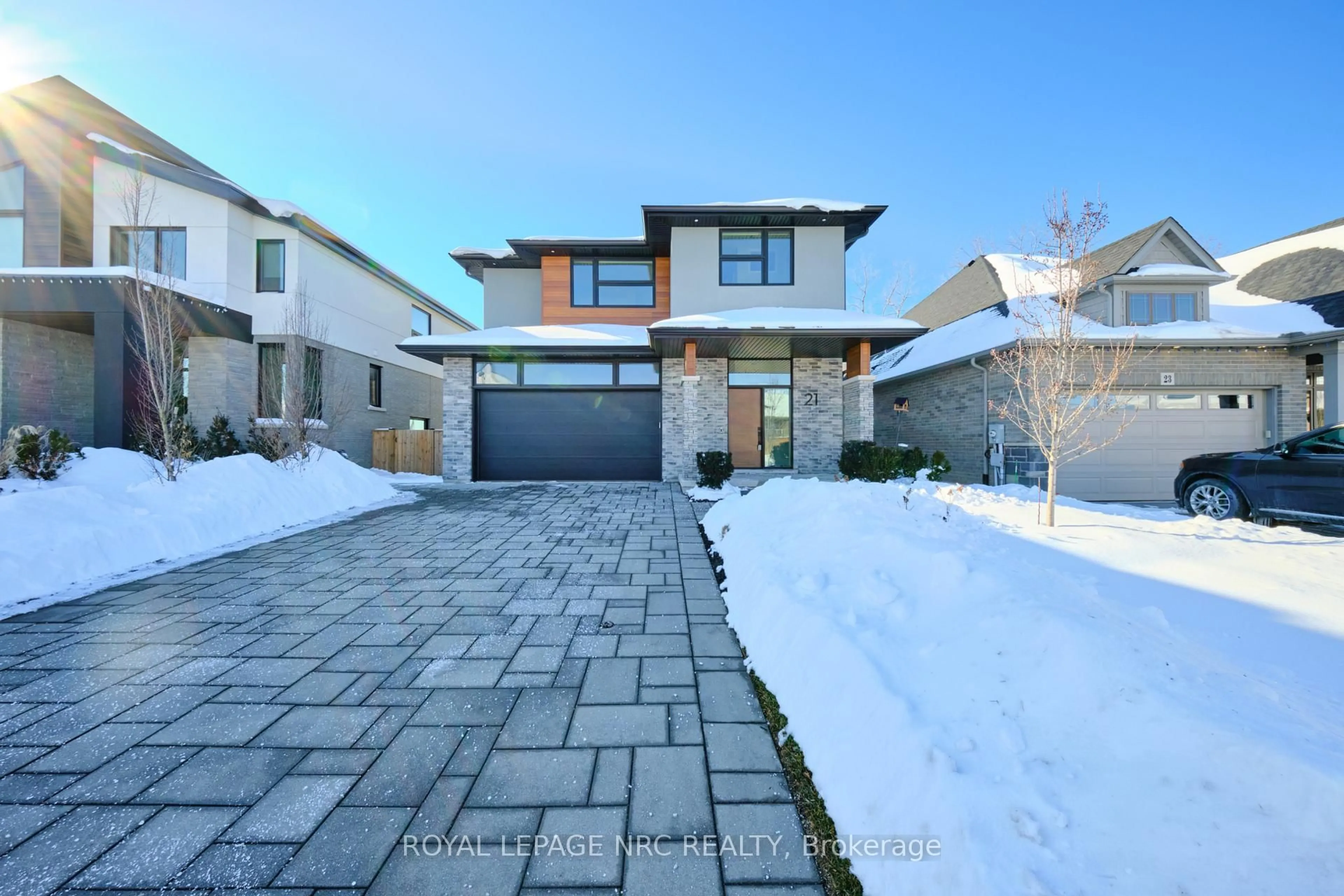 Home with brick exterior material, street for 21 Singer St, Thorold Ontario L2V 0E9