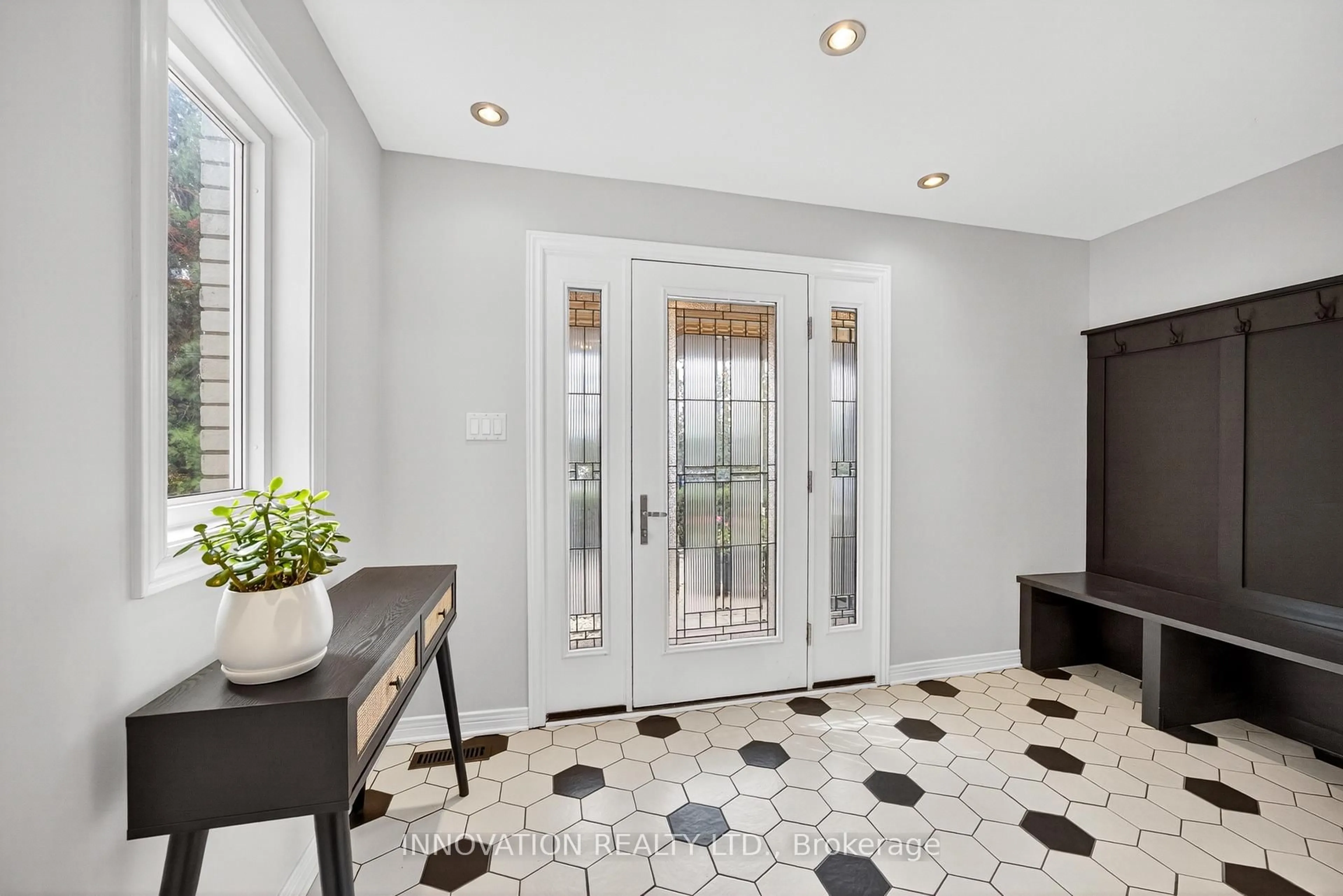 Indoor entryway for 5609 South River Dr, Manotick Ontario K4M 1J4