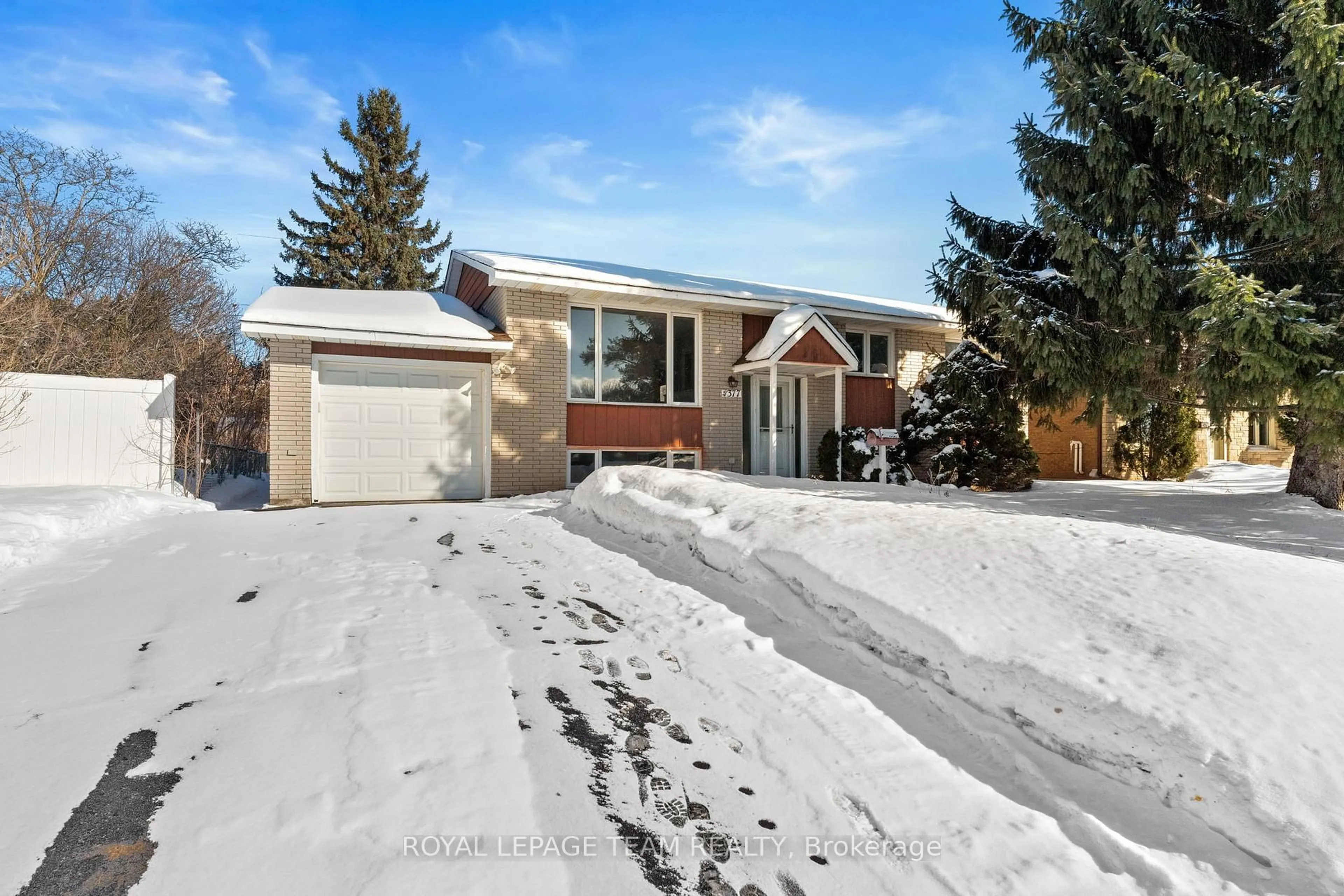 A pic from outside/outdoor area/front of a property/back of a property/a pic from drone, street for 1377 Chartrand Ave, Orleans Ontario K1E 1H9