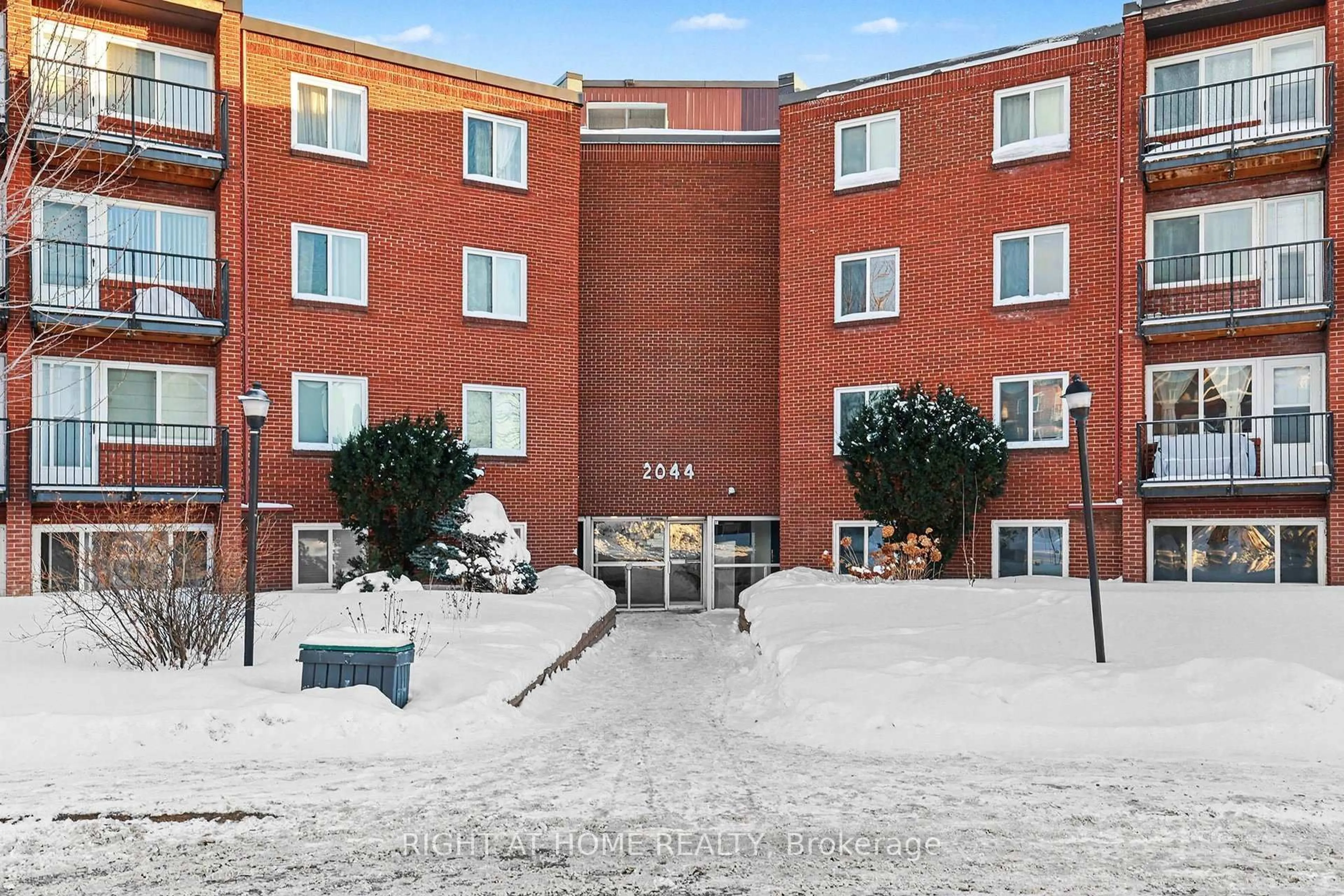 Patio, building for 2044 Arrowsmith Dr #305B, Ottawa Ontario K1J 7V8