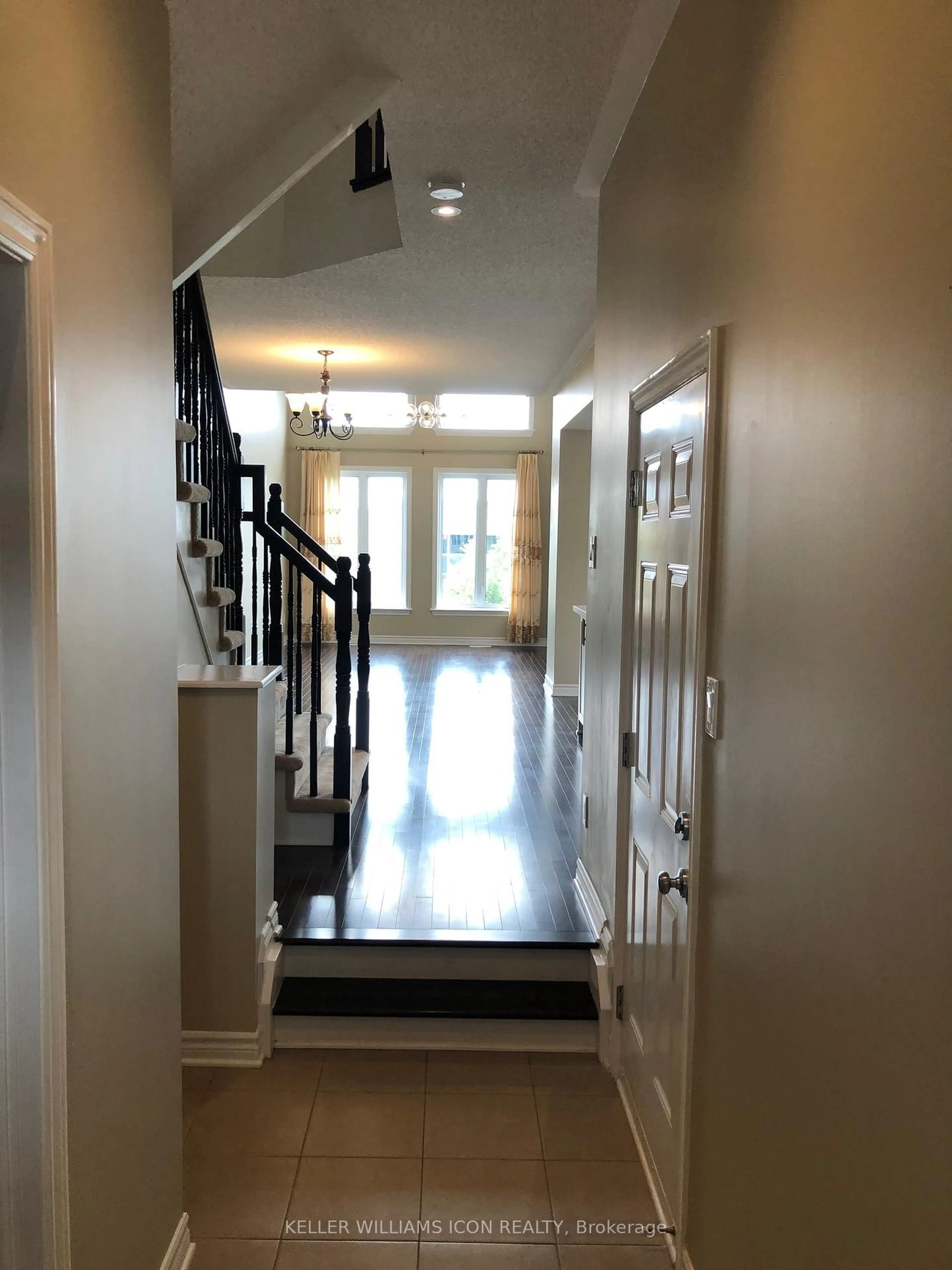 Indoor entryway for 571 Remnor Ave, Ottawa Ontario K2T 0A5