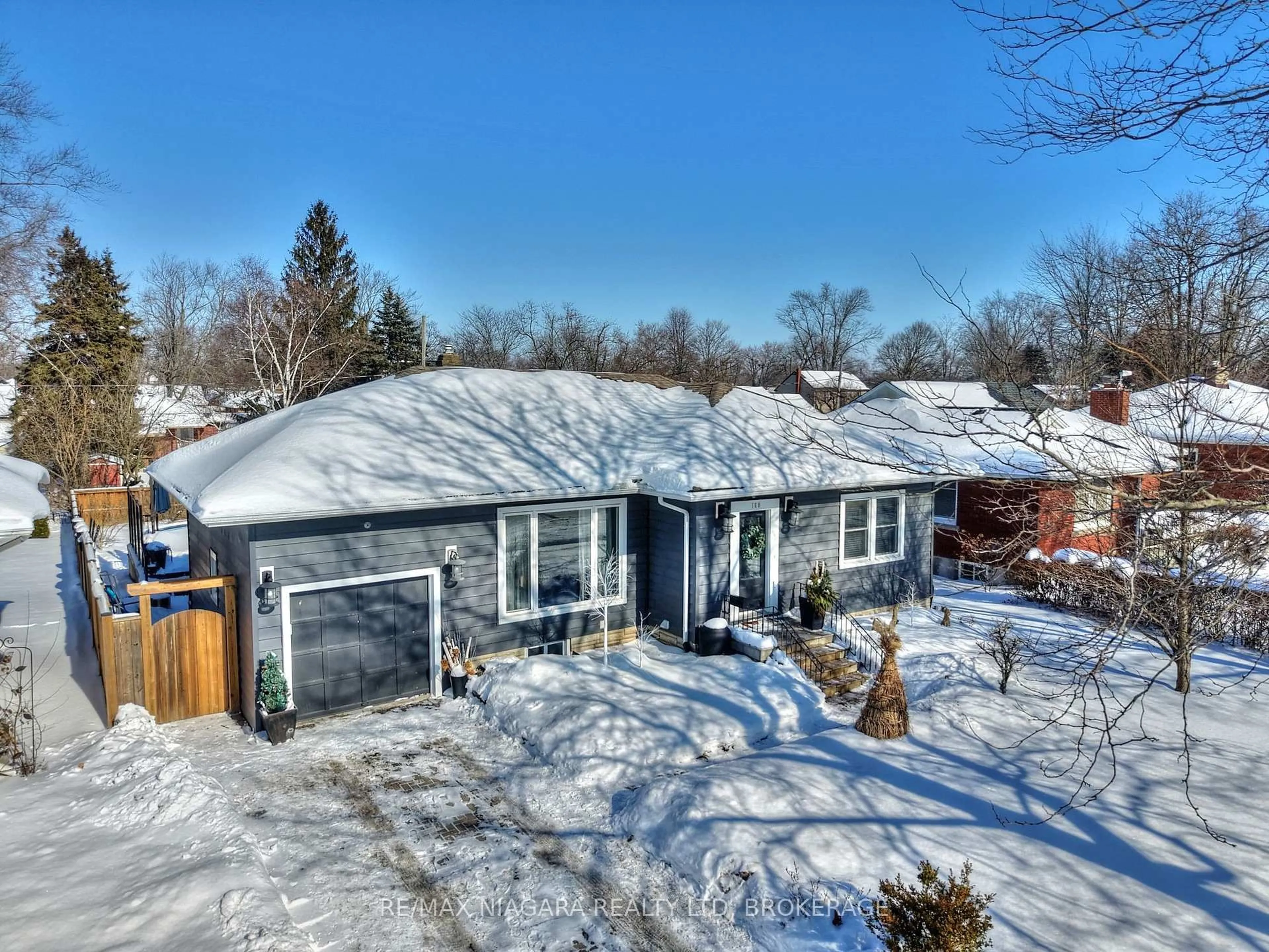 A pic from outside/outdoor area/front of a property/back of a property/a pic from drone, street for 160 Norway Ave, Welland Ontario L3C 4A5