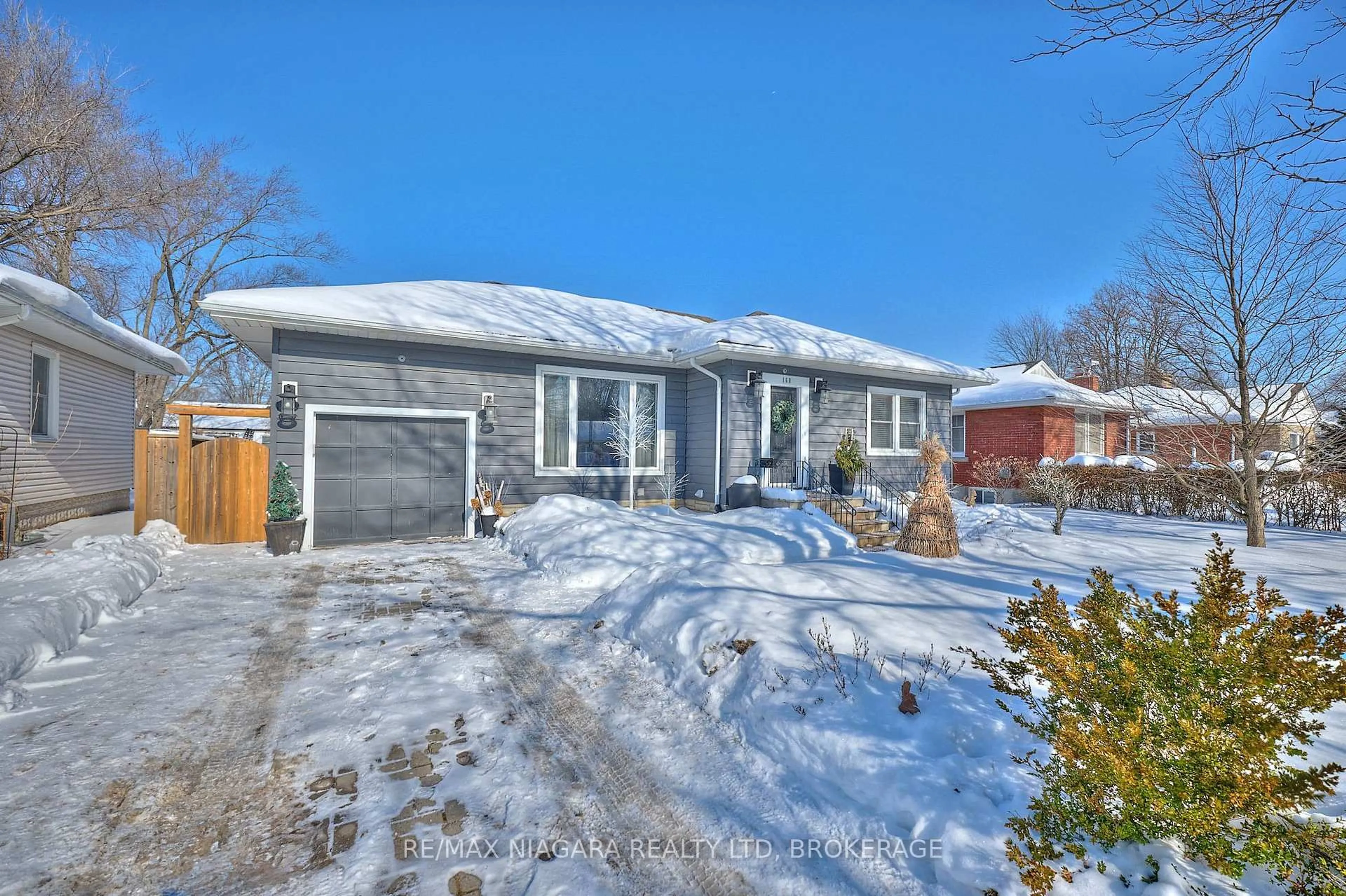 A pic from outside/outdoor area/front of a property/back of a property/a pic from drone, street for 160 Norway Ave, Welland Ontario L3C 4A5