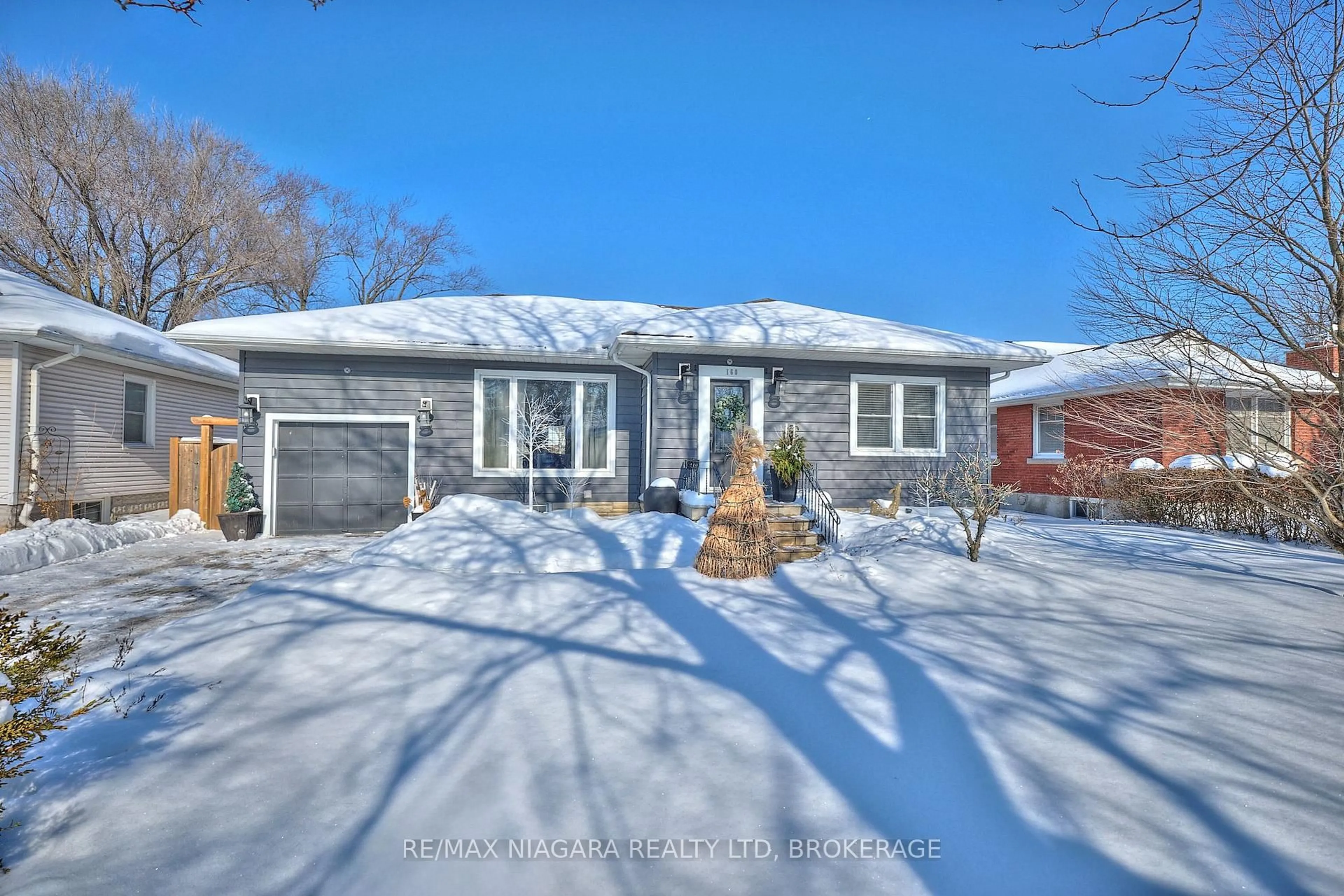 A pic from outside/outdoor area/front of a property/back of a property/a pic from drone, street for 160 Norway Ave, Welland Ontario L3C 4A5