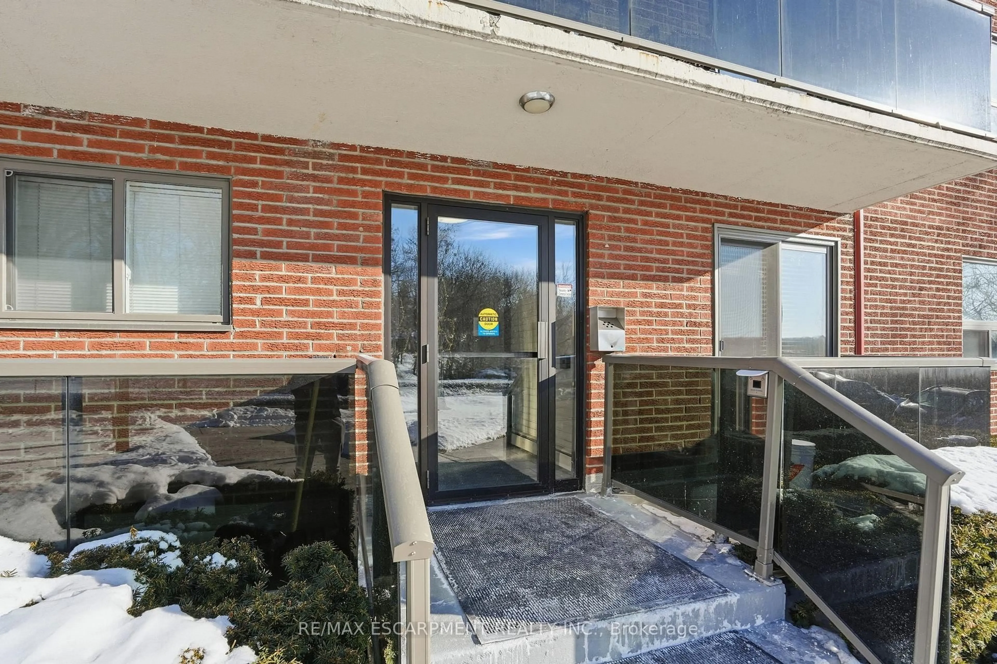 Indoor foyer for 2373 King St #38, Hamilton Ontario L8K 1X9