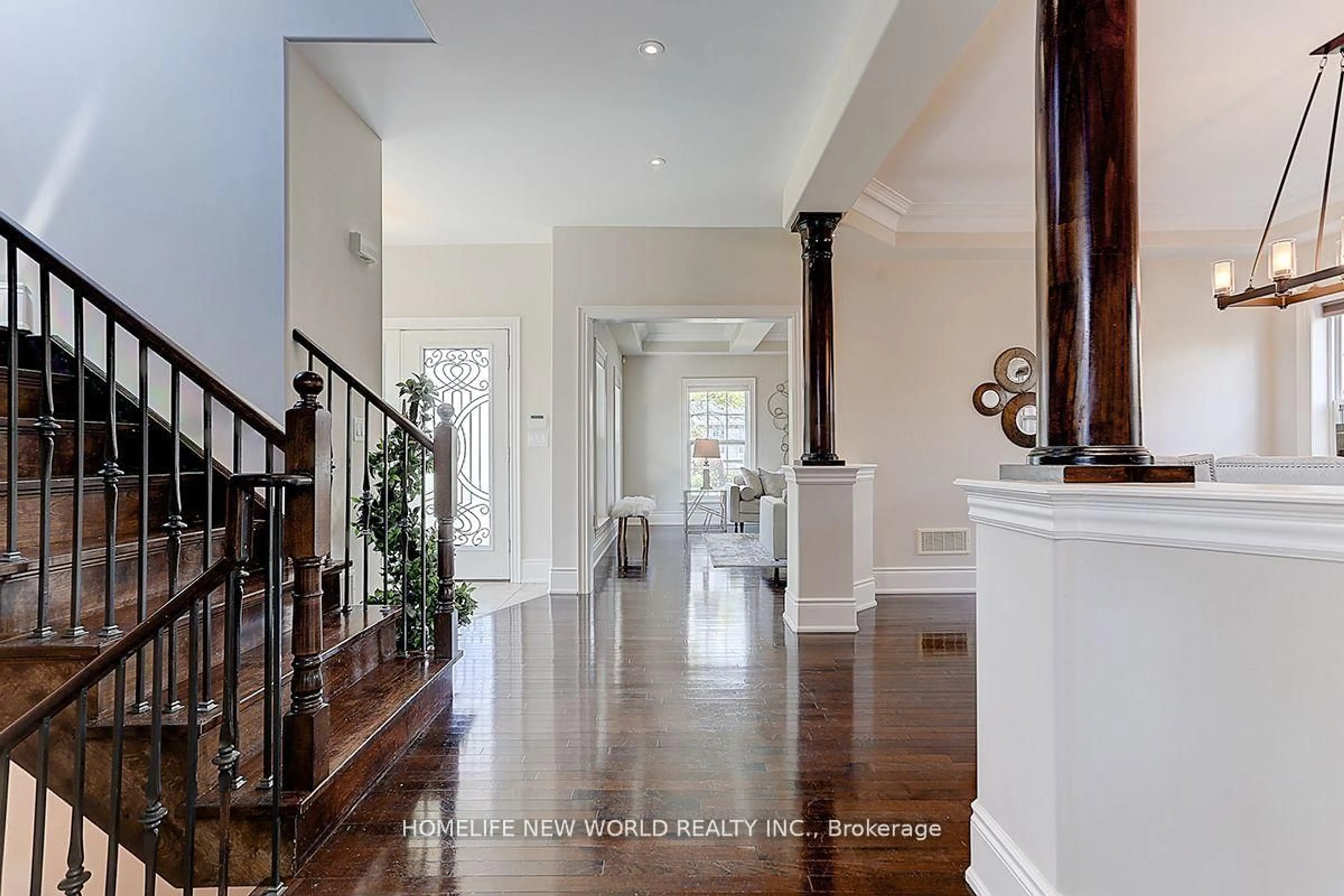 Indoor entryway for 883 Carlisle St, Cobourg Ontario K9A 0C3