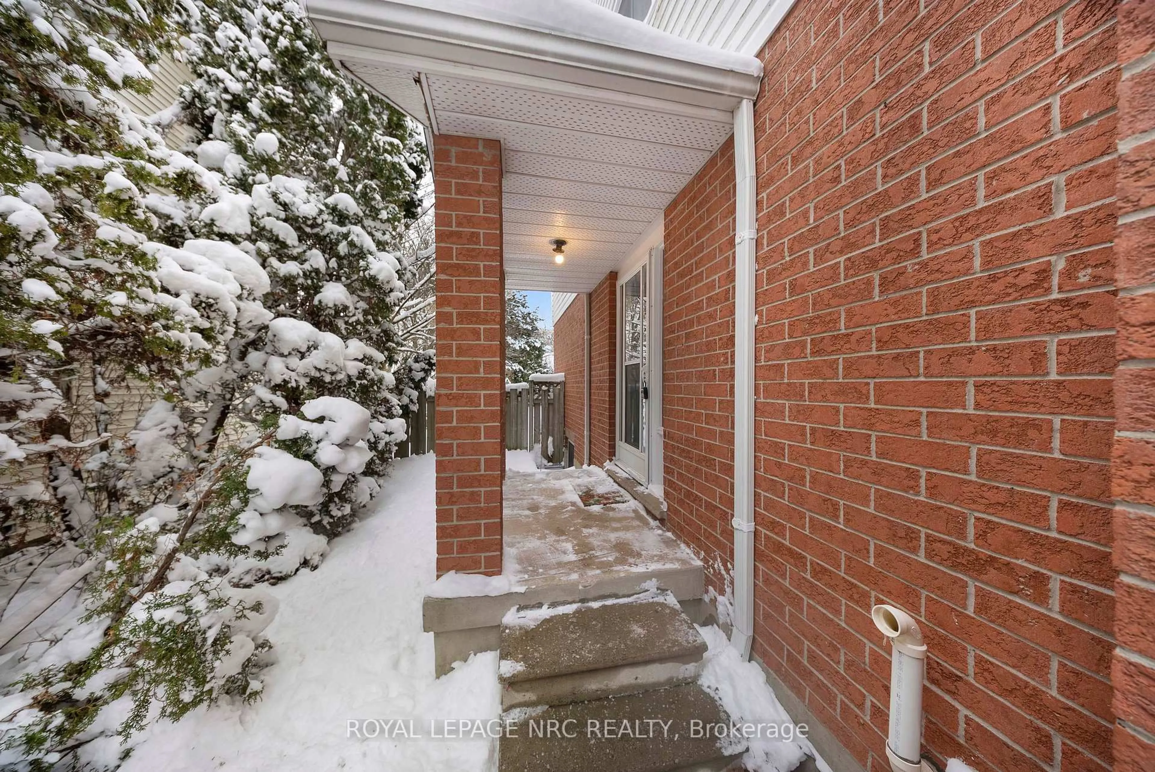 Indoor entryway for 41 Huntington Lane, St. Catharines Ontario L2S 3R5