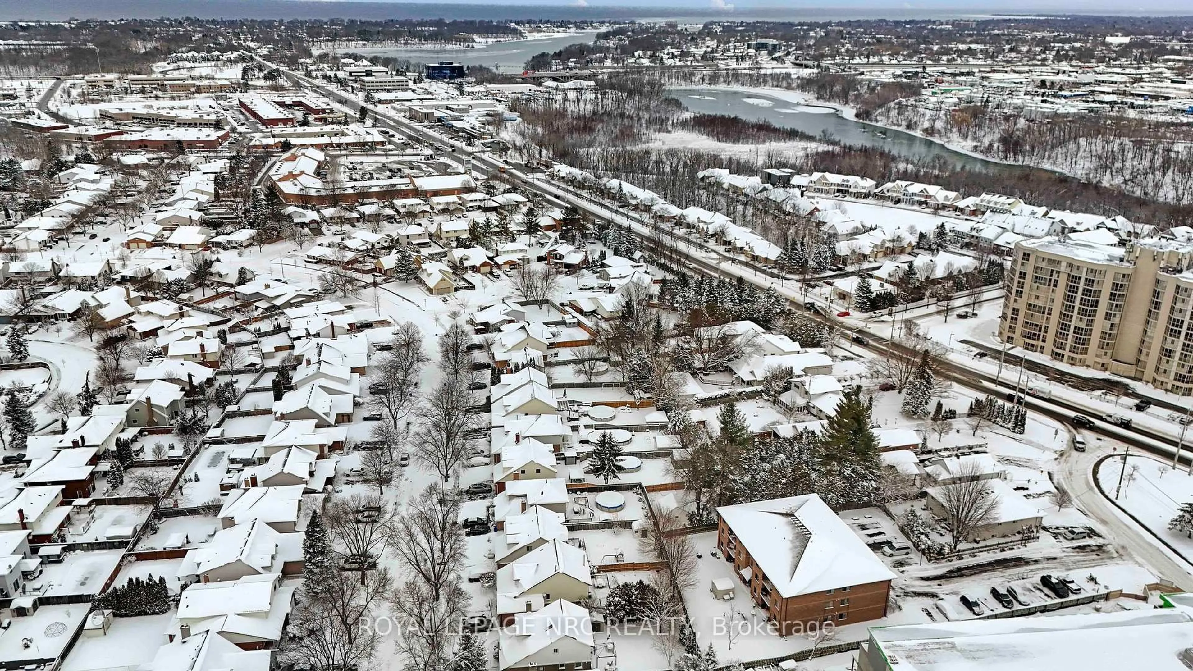 A pic from outside/outdoor area/front of a property/back of a property/a pic from drone, street for 41 Huntington Lane, St. Catharines Ontario L2S 3R5