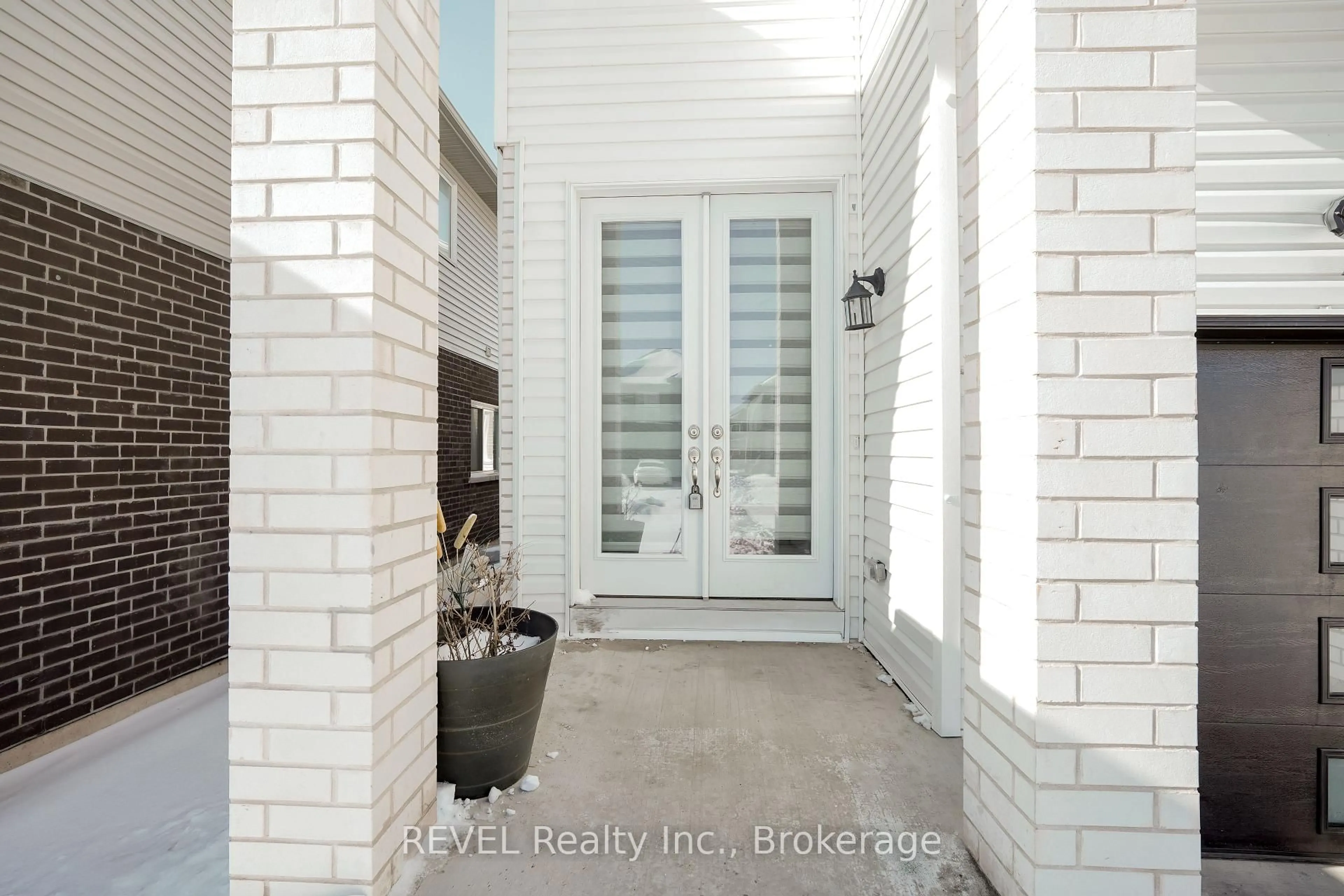 Indoor entryway for 32 HILDRED St, Welland Ontario L3B 0J9