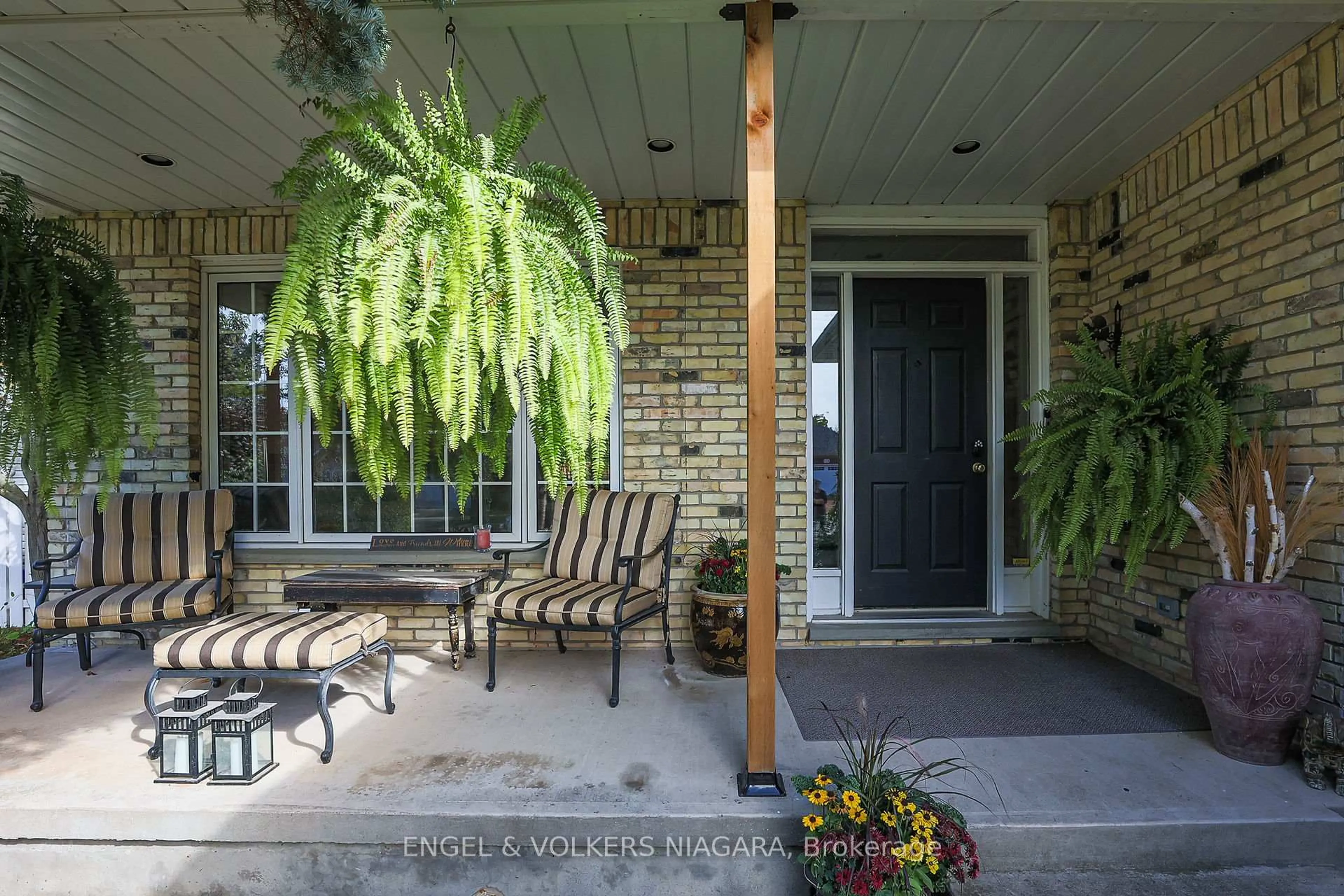 Patio, street for 624 SIMCOE St, Niagara-on-the-Lake Ontario L0S 1J0