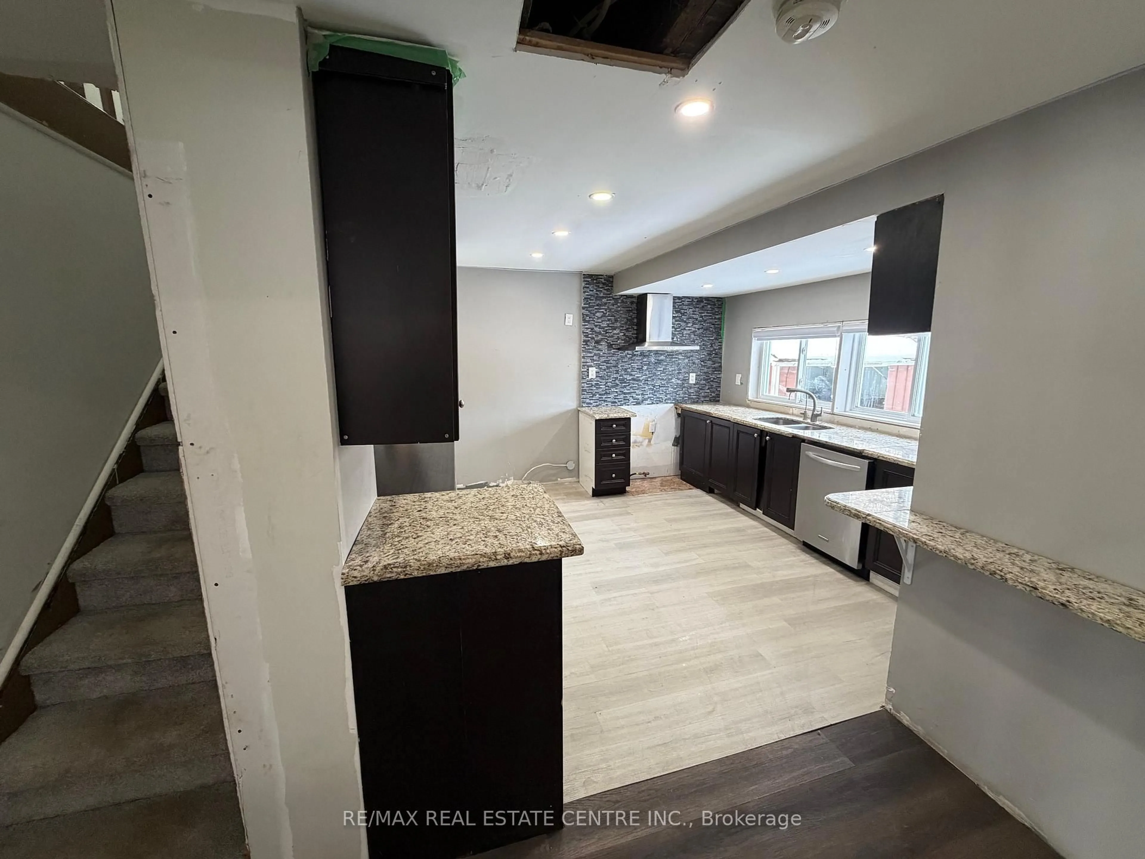 Open concept kitchen, ceramic/tile floor for 541 Burtch Rd, Brantford Ontario N0E 1K0