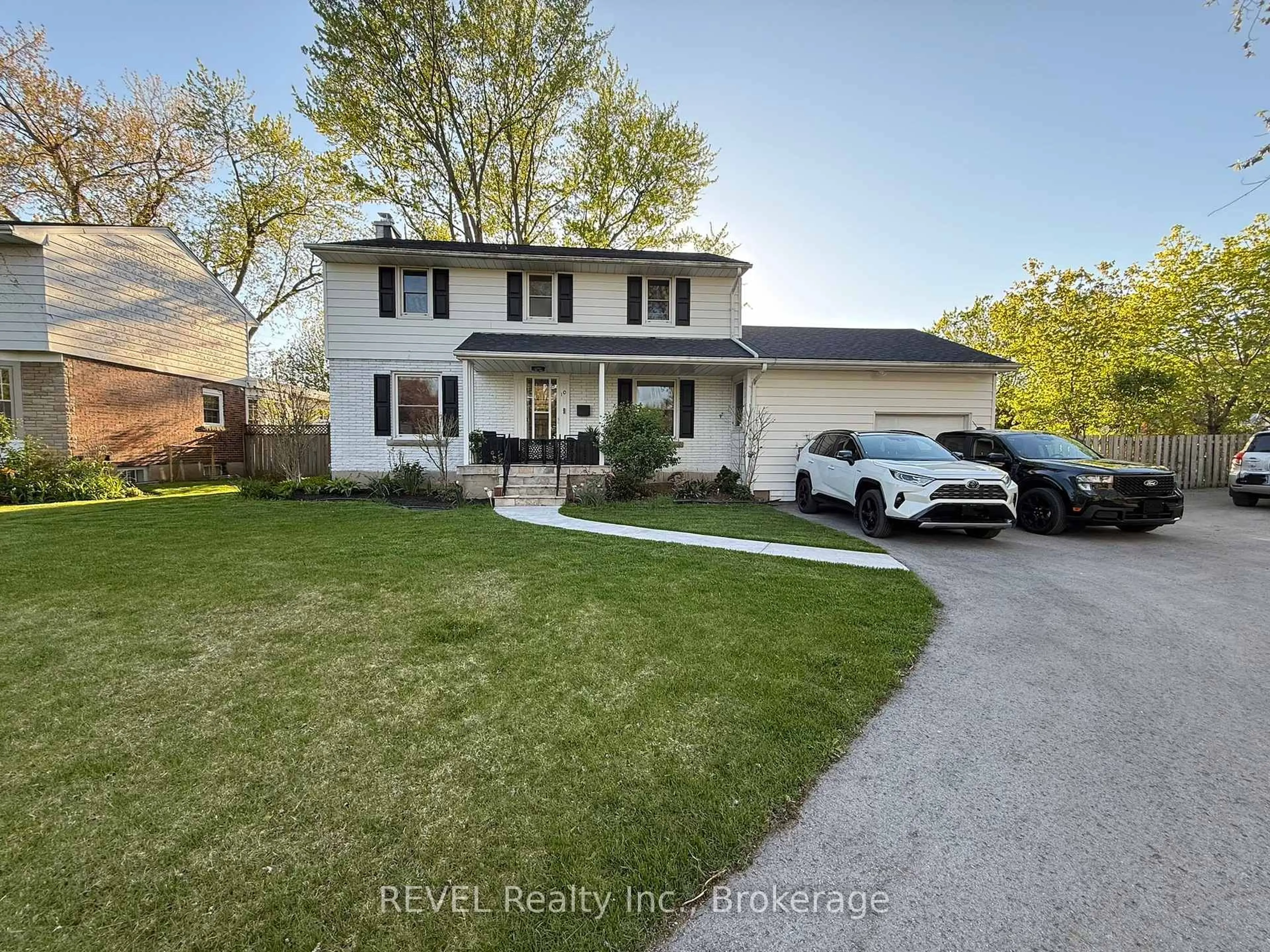 A pic from outside/outdoor area/front of a property/back of a property/a pic from drone, street for 10 Laughlin Pl, Welland Ontario L3C 4E2