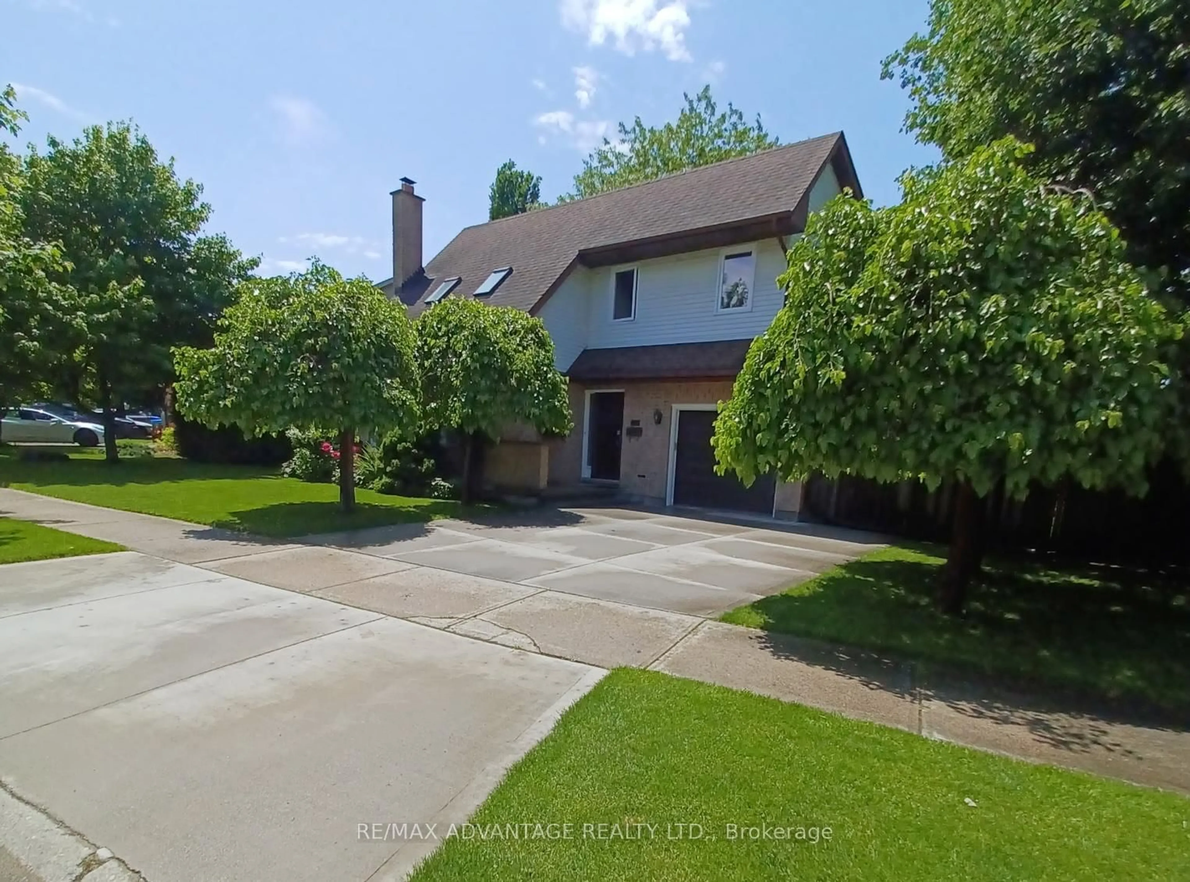 A pic from outside/outdoor area/front of a property/back of a property/a pic from drone, street for 122 Barrydale Cres, London North Ontario N6G 2X6