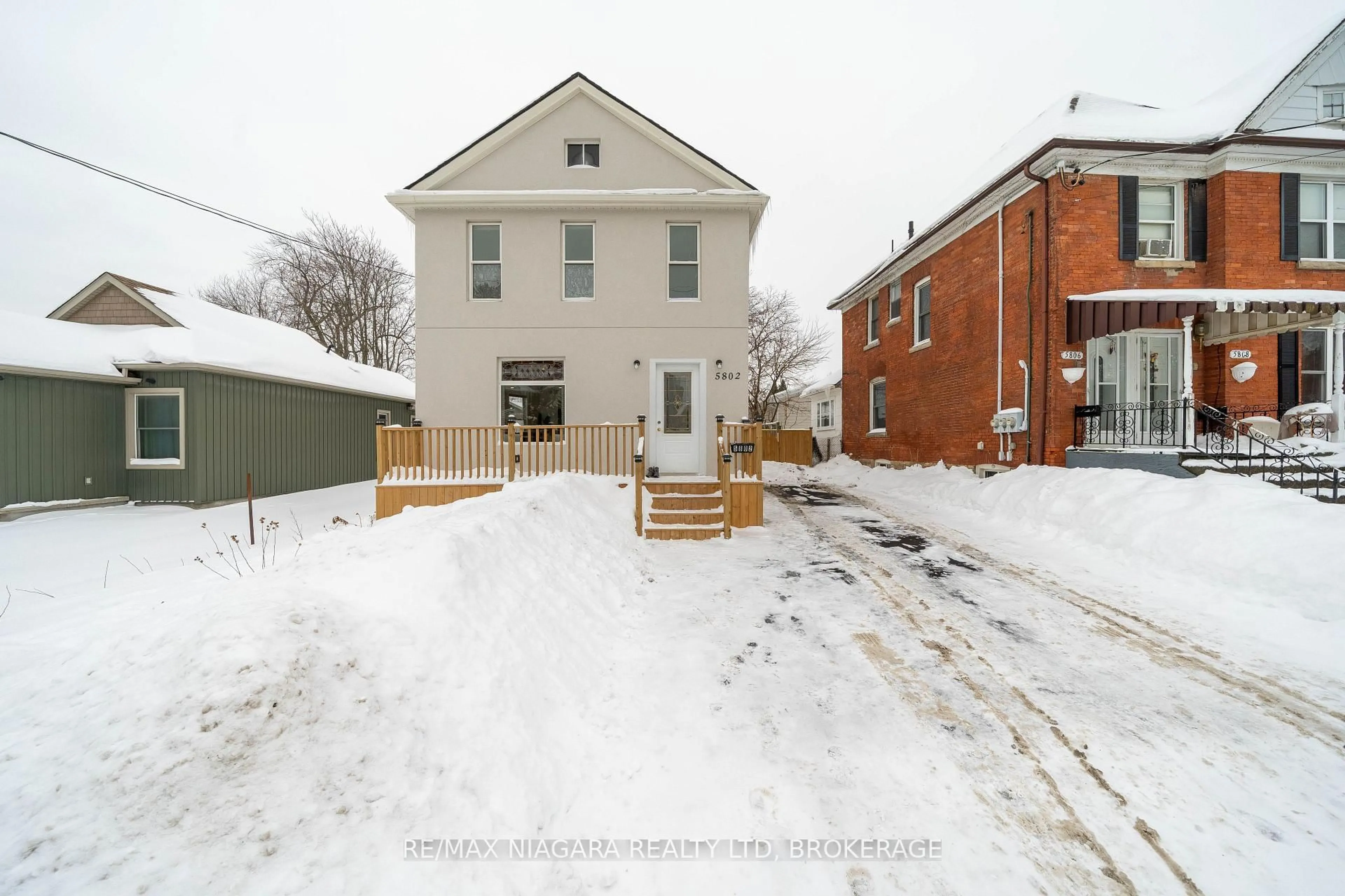 A pic from outside/outdoor area/front of a property/back of a property/a pic from drone, street for 5802 Peer St, Niagara Falls Ontario L2G 1X2